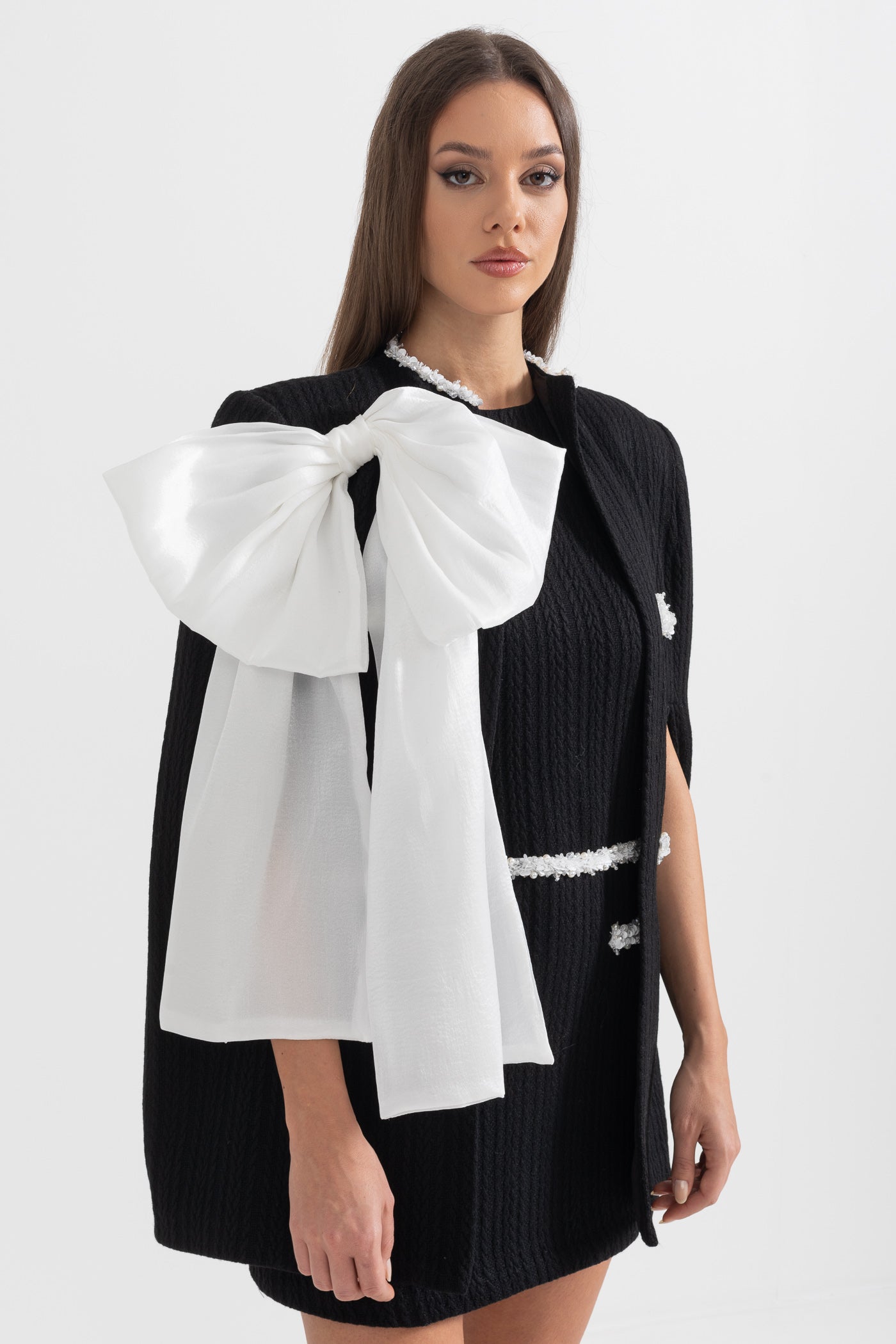 Sobretudo Texturizado Elegante com Detalhe de Laço Branco - Preto