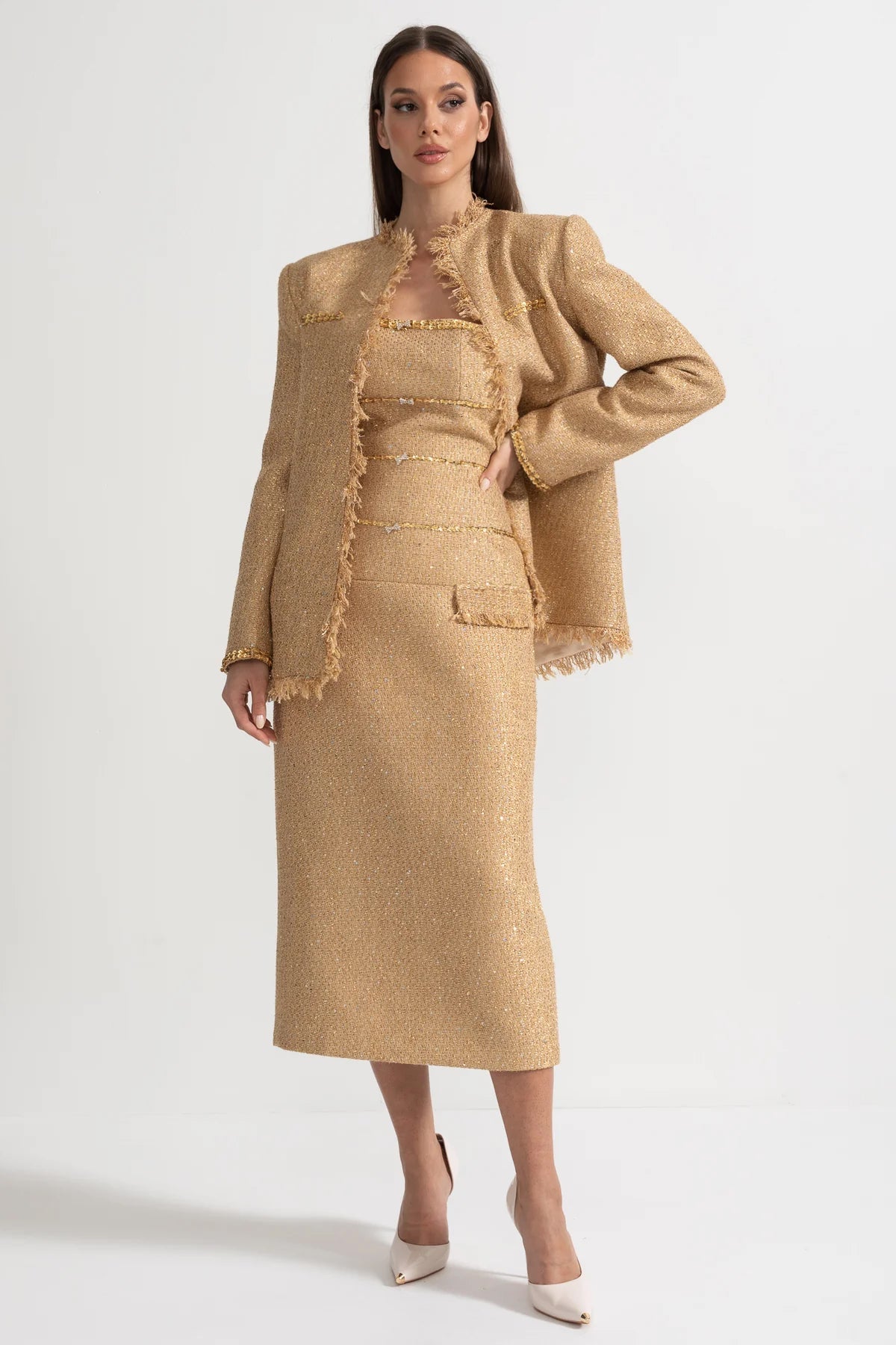 Casaco de Tweed Texturizado com Intricadas Aplicações de Lantejoulas e Acentos de Franjas - Dourado