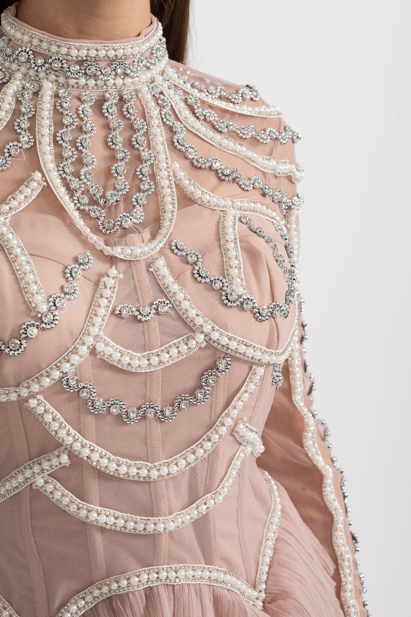 Vestido Elegante de Manga Longa com Saia em Camadas e Rendas Intricadas - Rosa