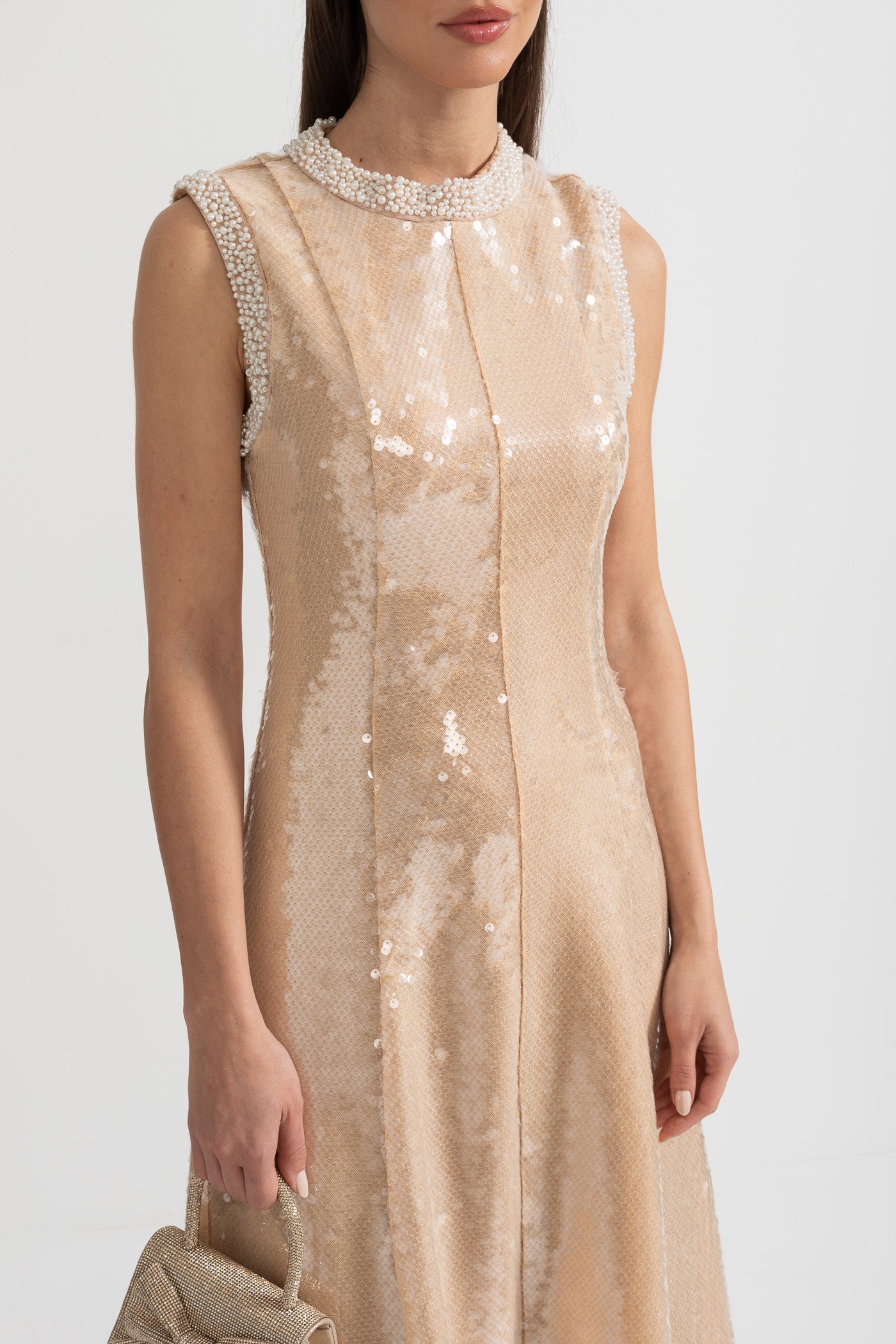 Vestido Elegante de Lantejoulas com Aplicações de Pérolas Brancas - Bege