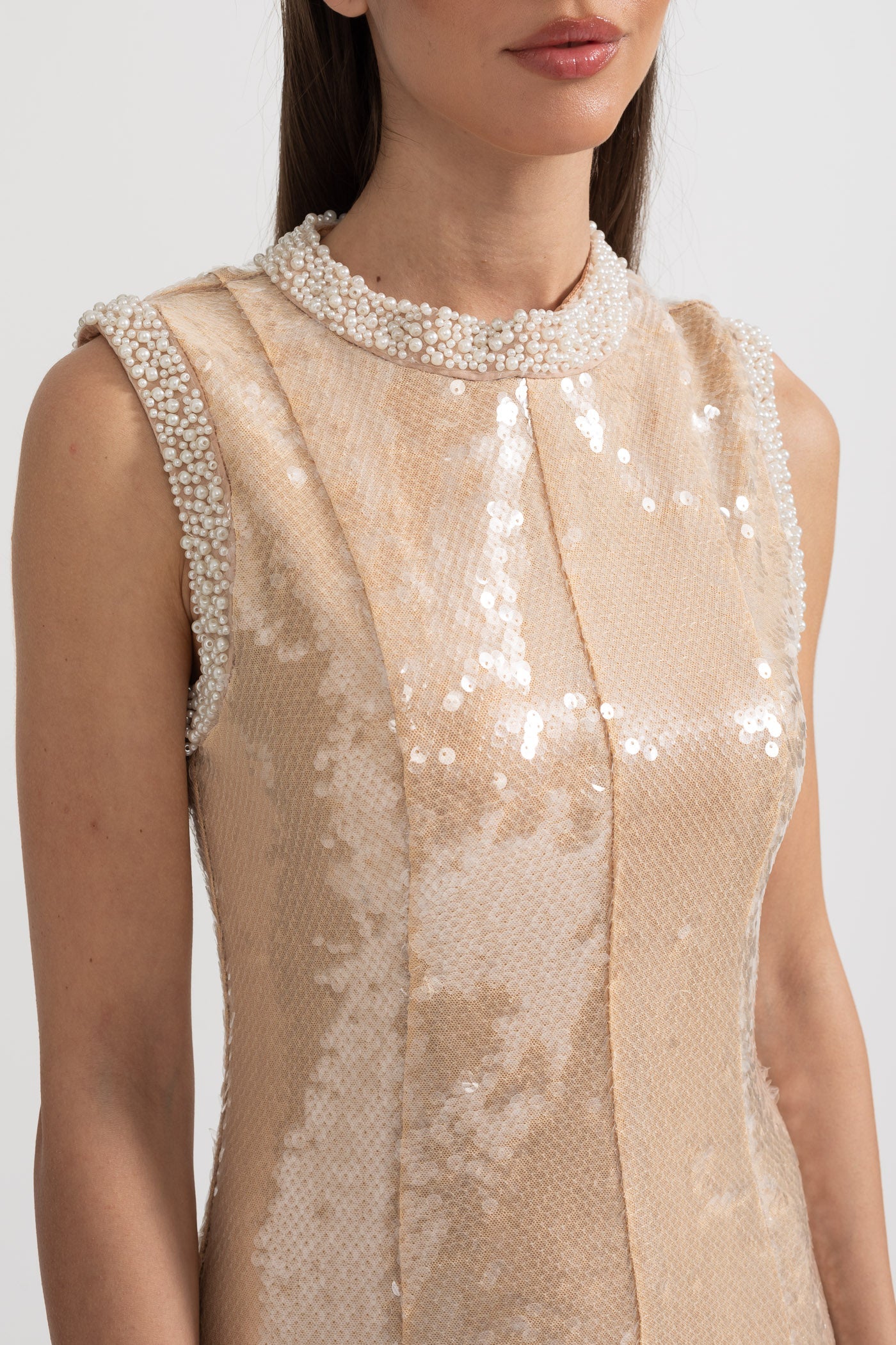 Vestido Elegante de Lantejoulas com Aplicações de Pérolas Brancas - Bege