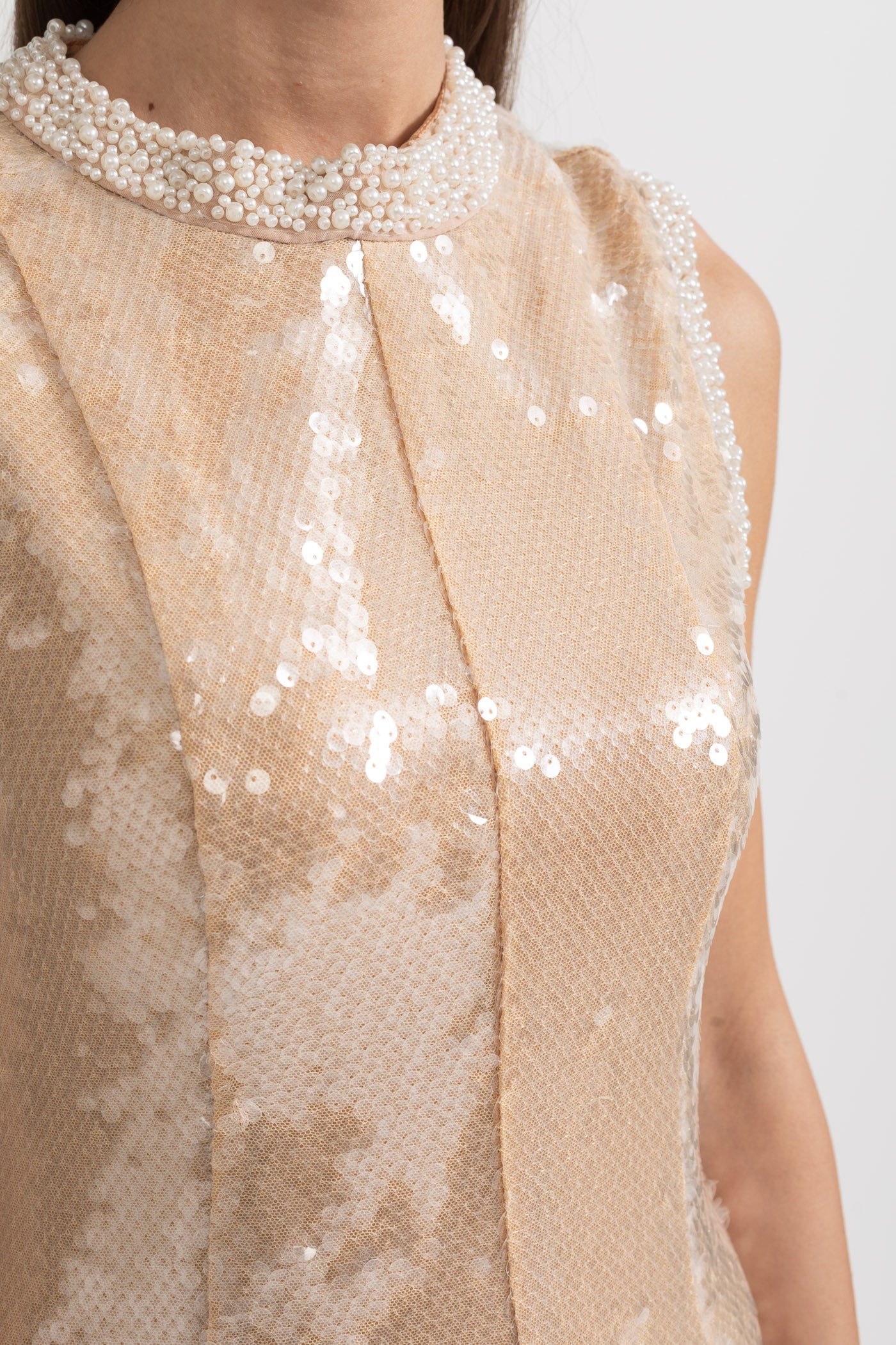 Vestido Elegante de Lantejoulas com Aplicações de Pérolas Brancas - Bege