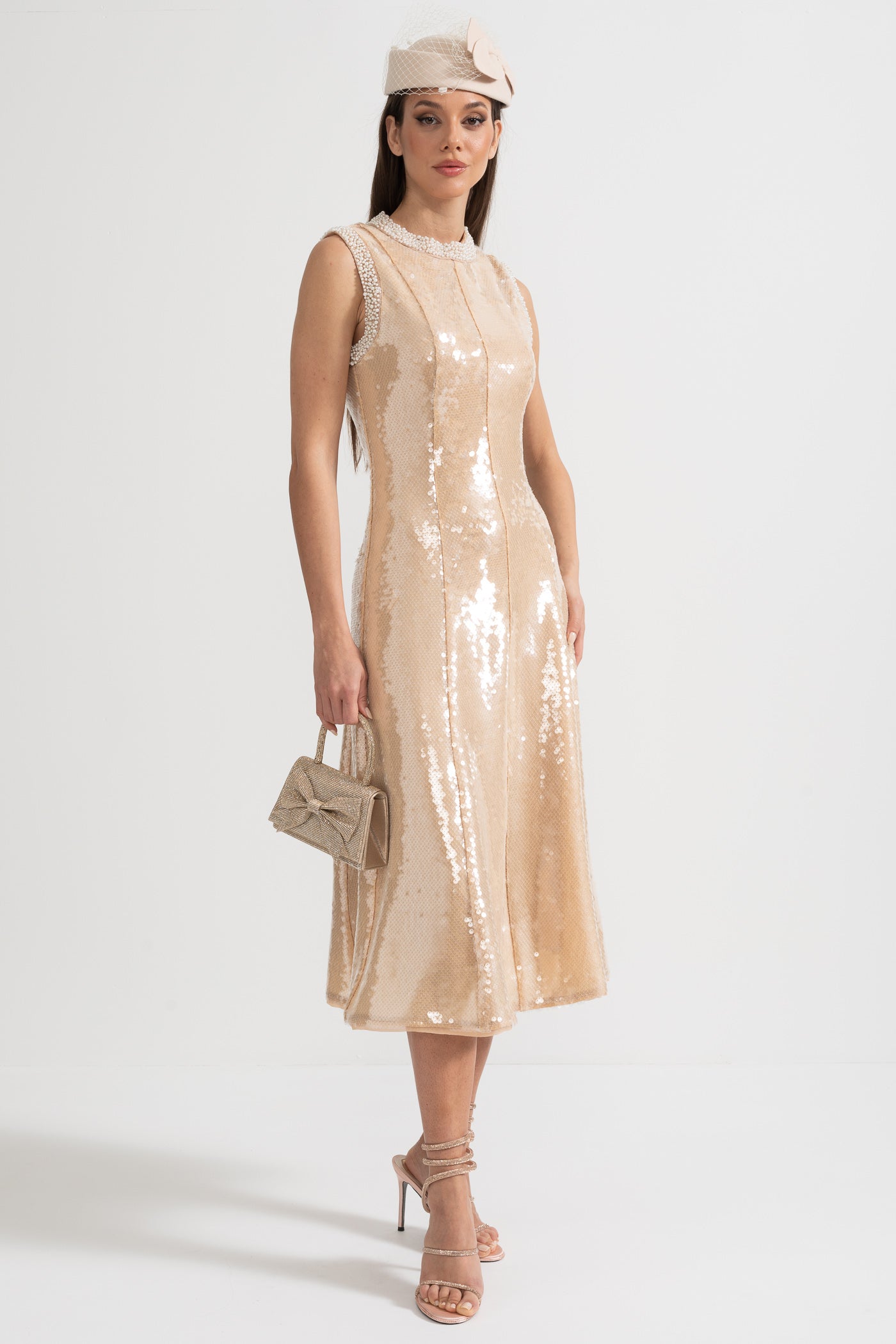 Vestido Elegante de Lantejoulas com Aplicações de Pérolas Brancas - Bege