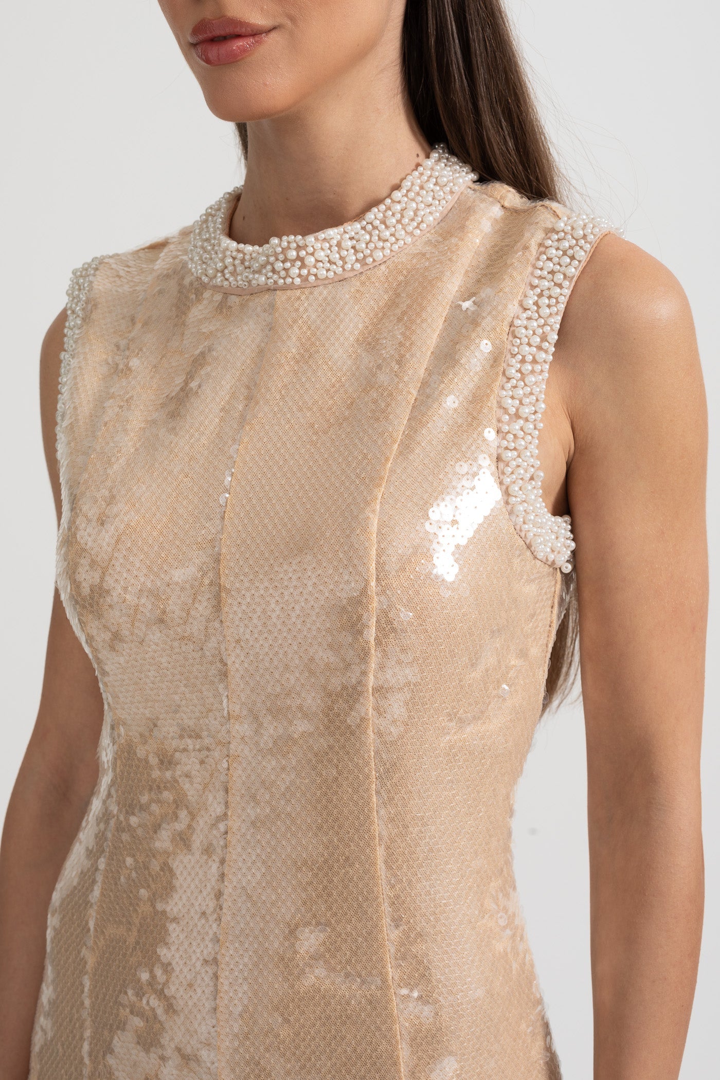 Vestido Elegante de Lantejoulas com Aplicações de Pérolas Brancas - Bege