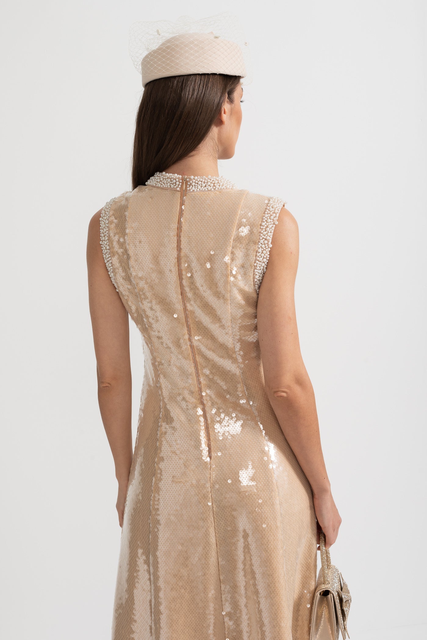Vestido Elegante de Lantejoulas com Aplicações de Pérolas Brancas - Bege