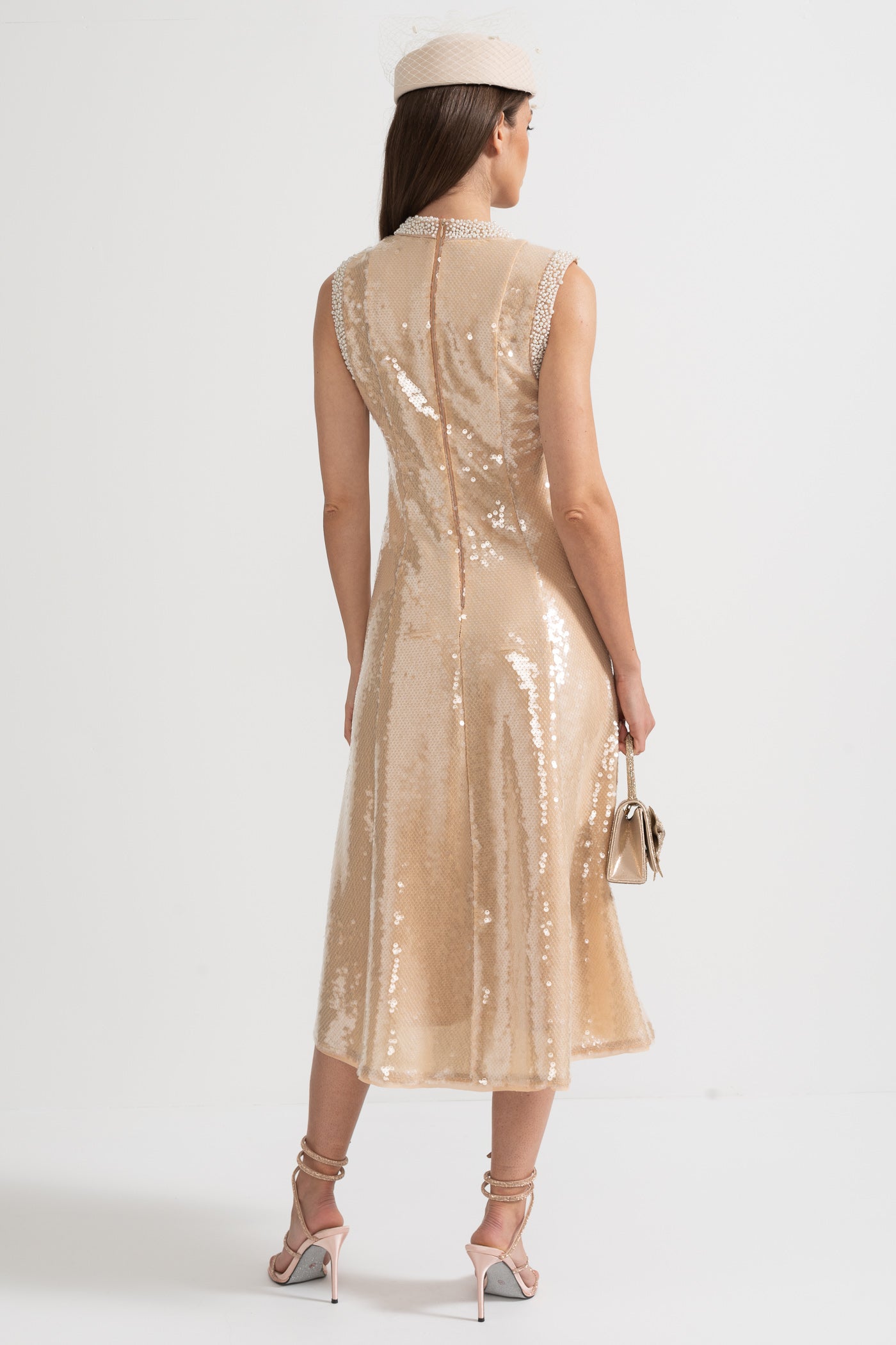 Vestido Elegante de Lantejoulas com Aplicações de Pérolas Brancas - Bege