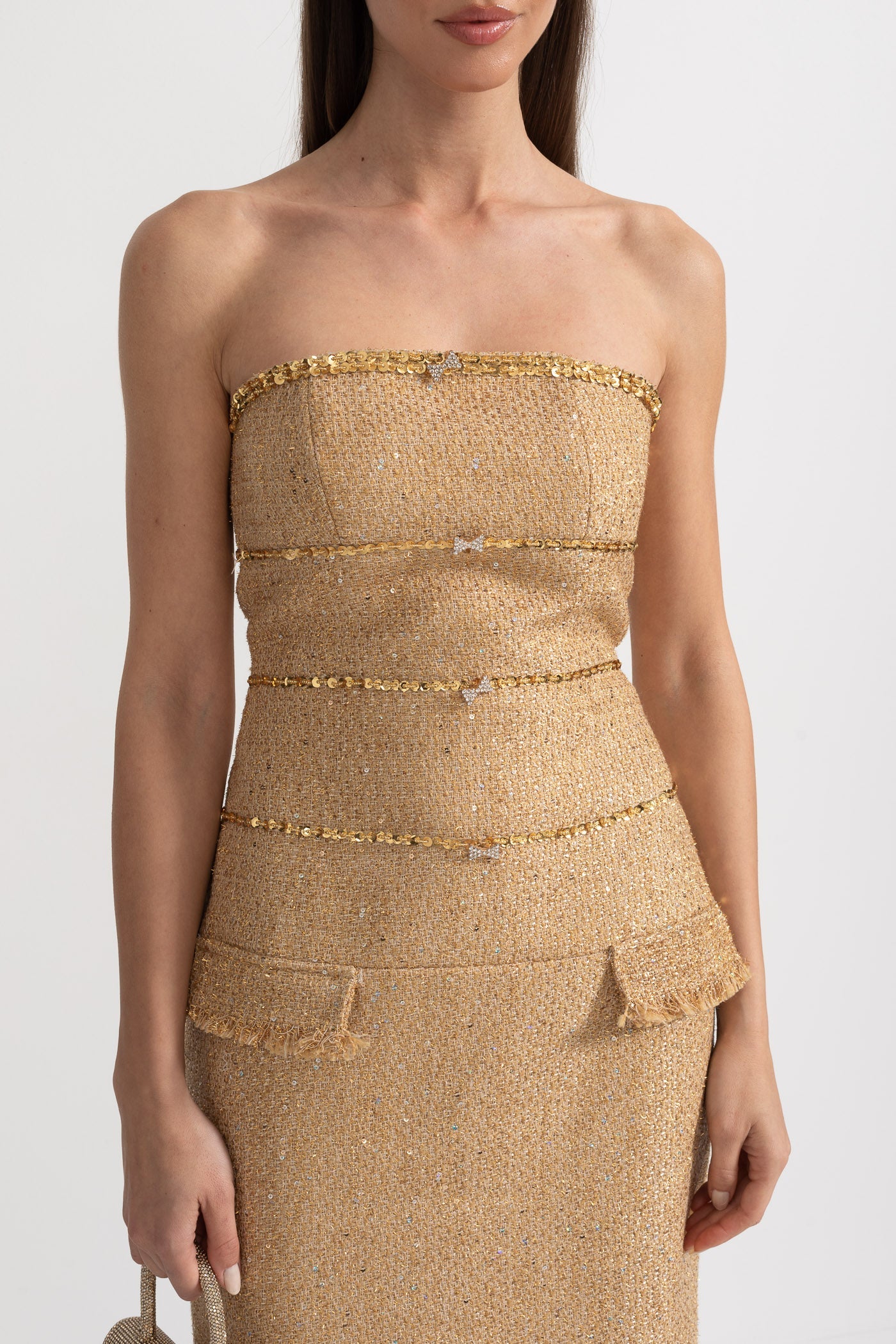 Vestido Texturizado Sem Alças Com Apliques Decorativos de Lantejoulas e Laços Brilhantes - Dourado