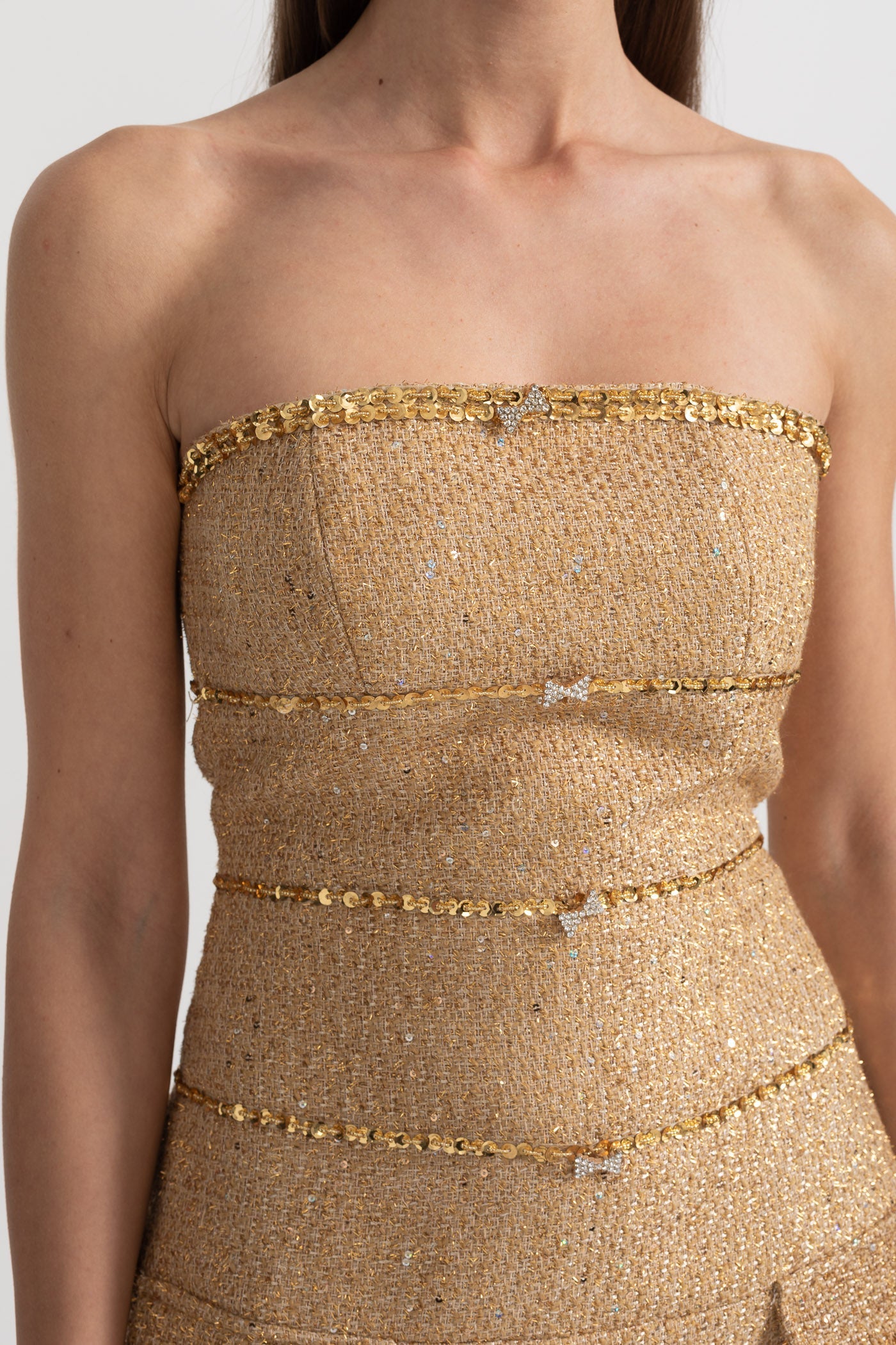 Vestido Texturizado Sem Alças Com Apliques Decorativos de Lantejoulas e Laços Brilhantes - Dourado