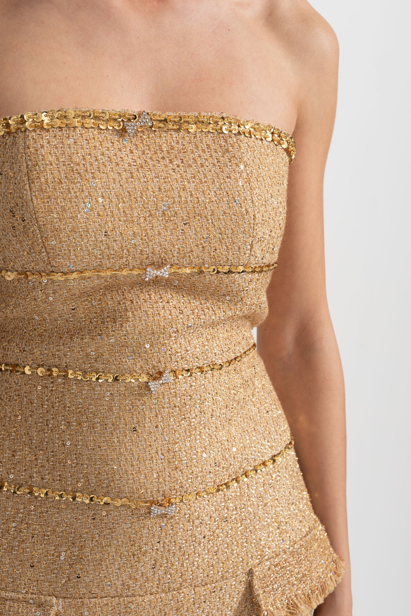 Vestido Texturizado Sem Alças Com Apliques Decorativos de Lantejoulas e Laços Brilhantes - Dourado