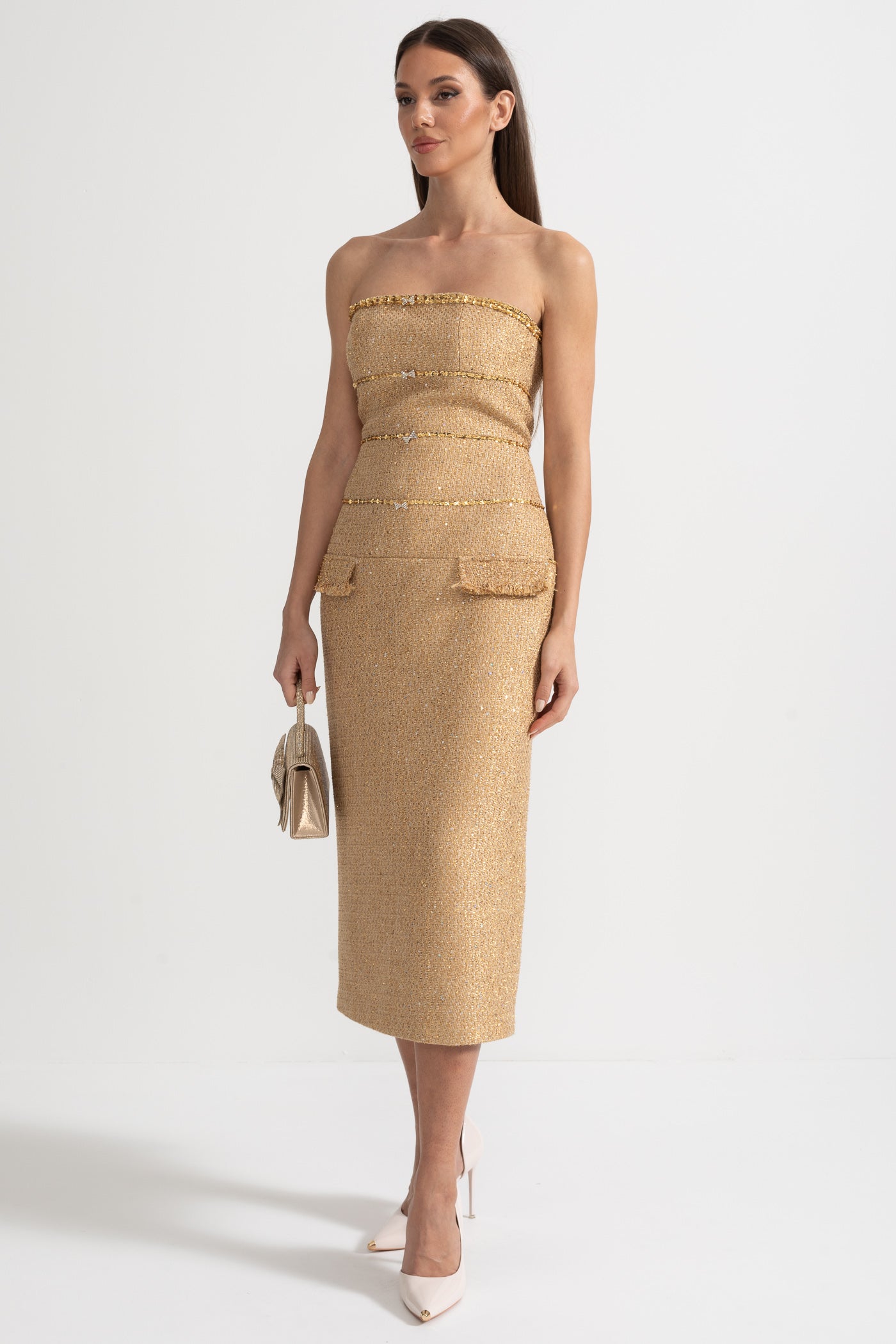 Vestido Texturizado Sem Alças Com Apliques Decorativos de Lantejoulas e Laços Brilhantes - Dourado