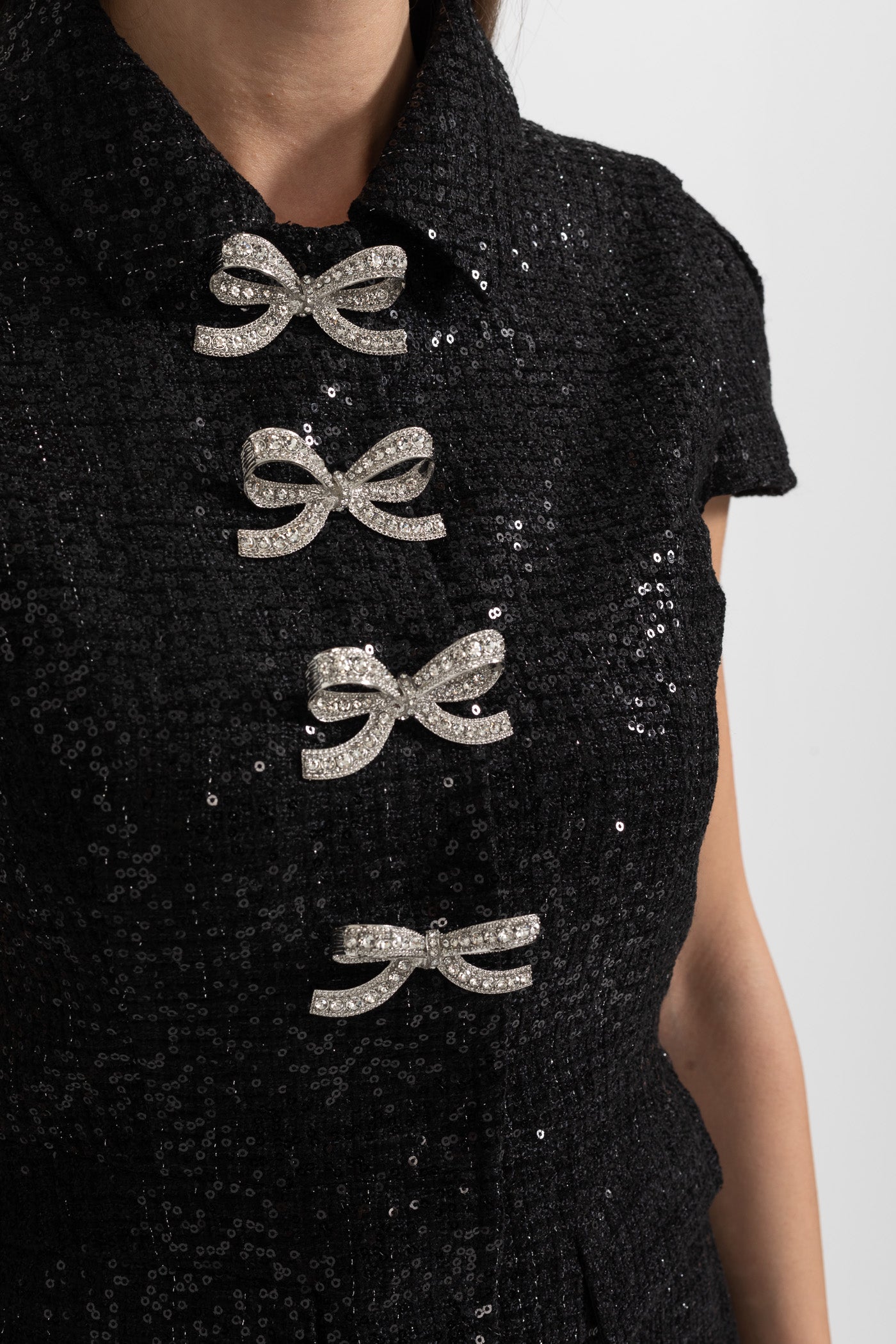 Vestido Elegante Com Top de Lantejoulas e Saia Plissada - Preto