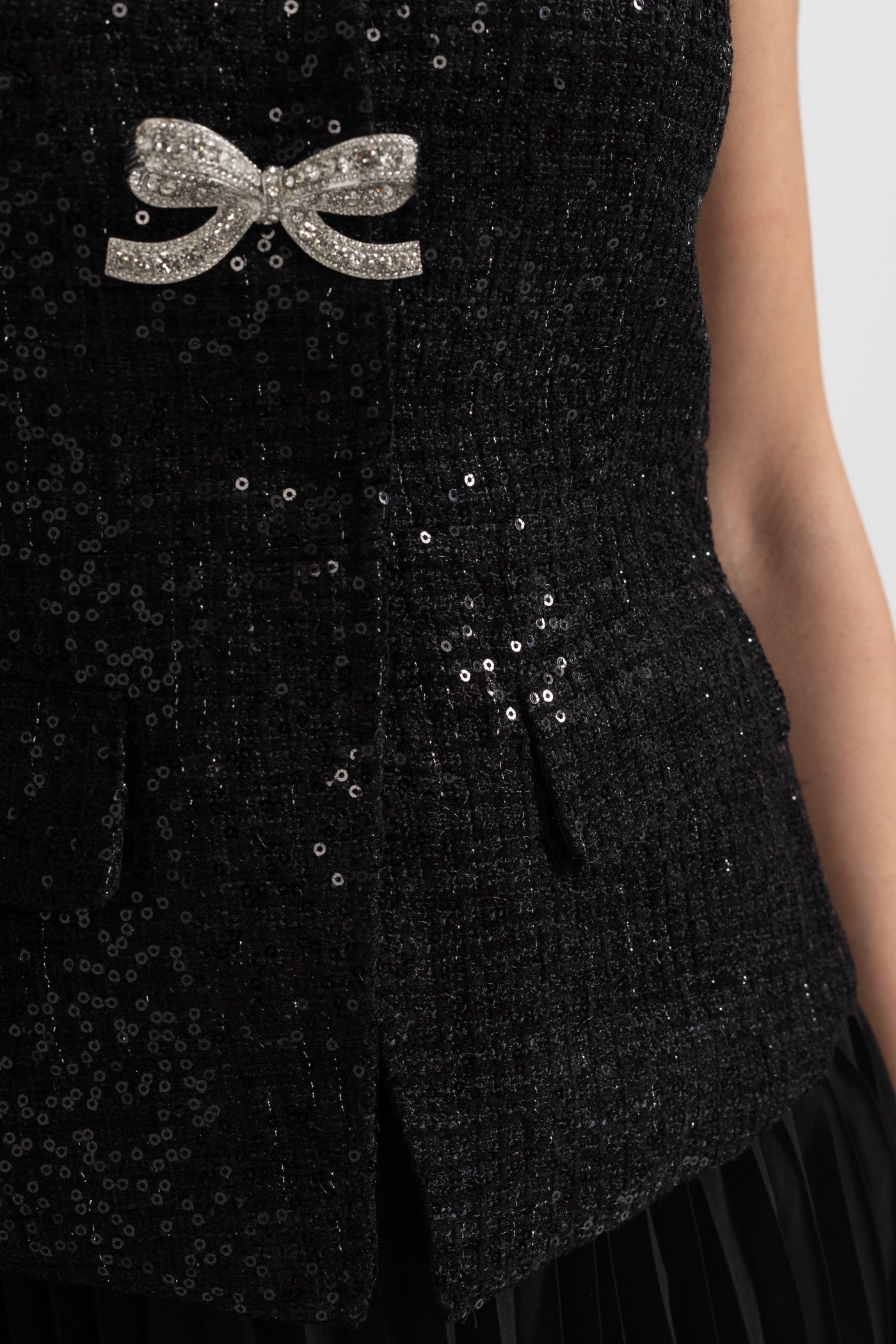Vestido Elegante Com Top de Lantejoulas e Saia Plissada - Preto