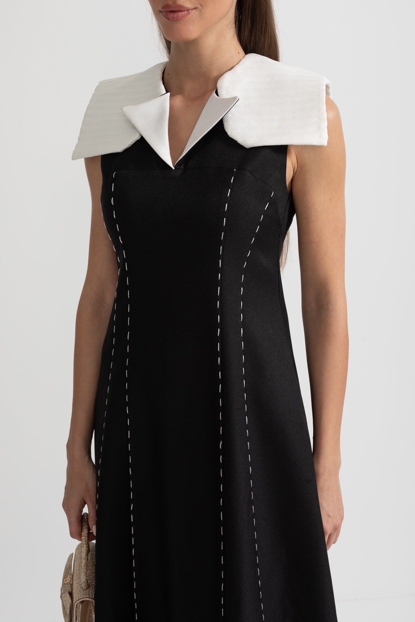 Vestido Midi Sem Mangas com Costura Contrastante e Ombros Brancos Oversized - Preto