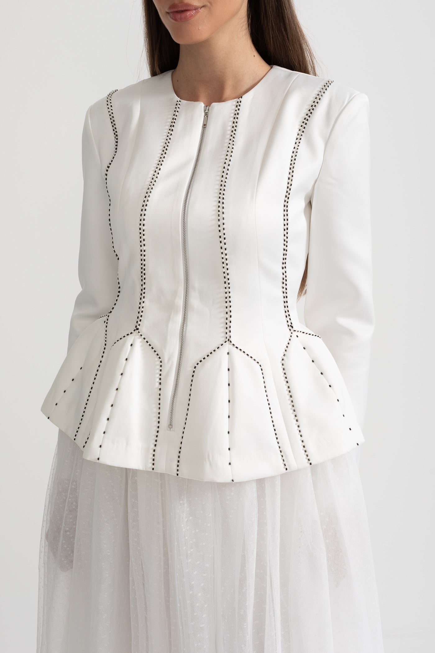 Conjunto de Casaco Peplum e Saia de Tule Transparente com Costuras Estruturadas - Branco