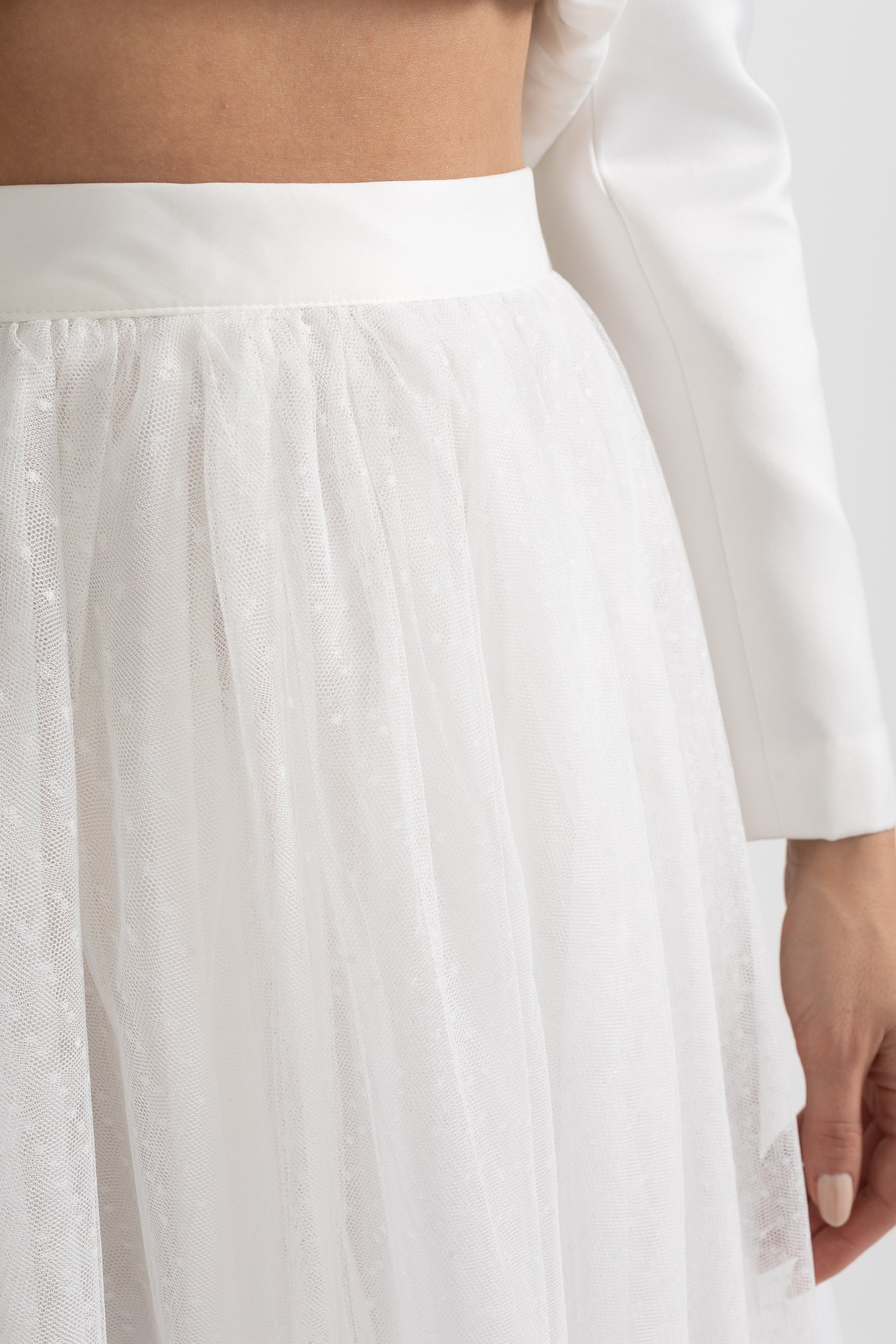 Conjunto de Casaco Peplum e Saia de Tule Transparente com Costuras Estruturadas - Branco