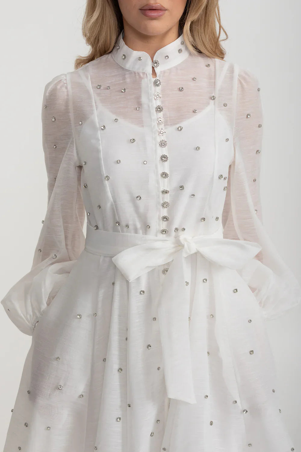 Vestido Elegante Com Mangas Bufantes Longas, Gola Alta E Enfeites Brilhantes - Branco