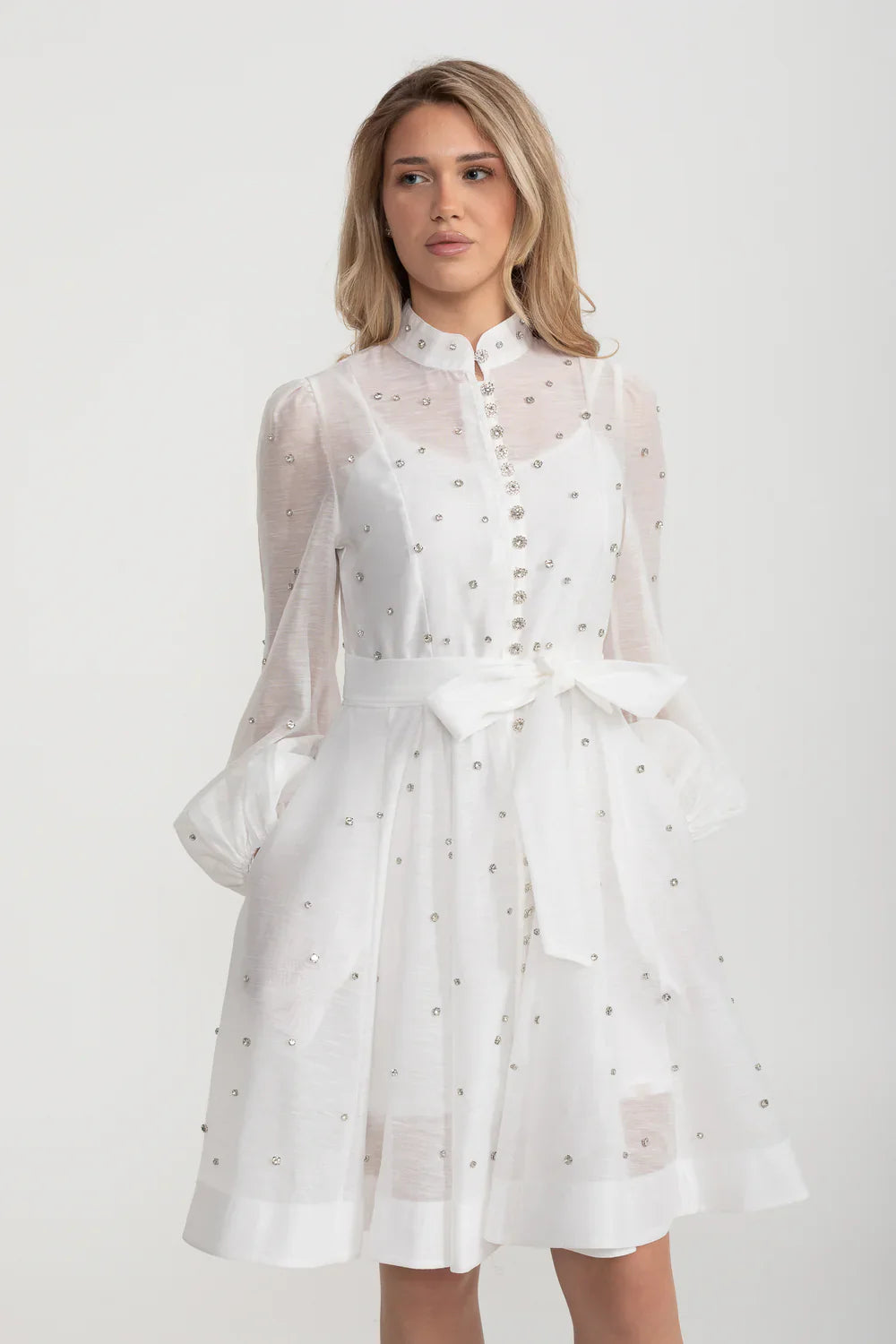 Vestido Elegante Com Mangas Bufantes Longas, Gola Alta E Enfeites Brilhantes - Branco