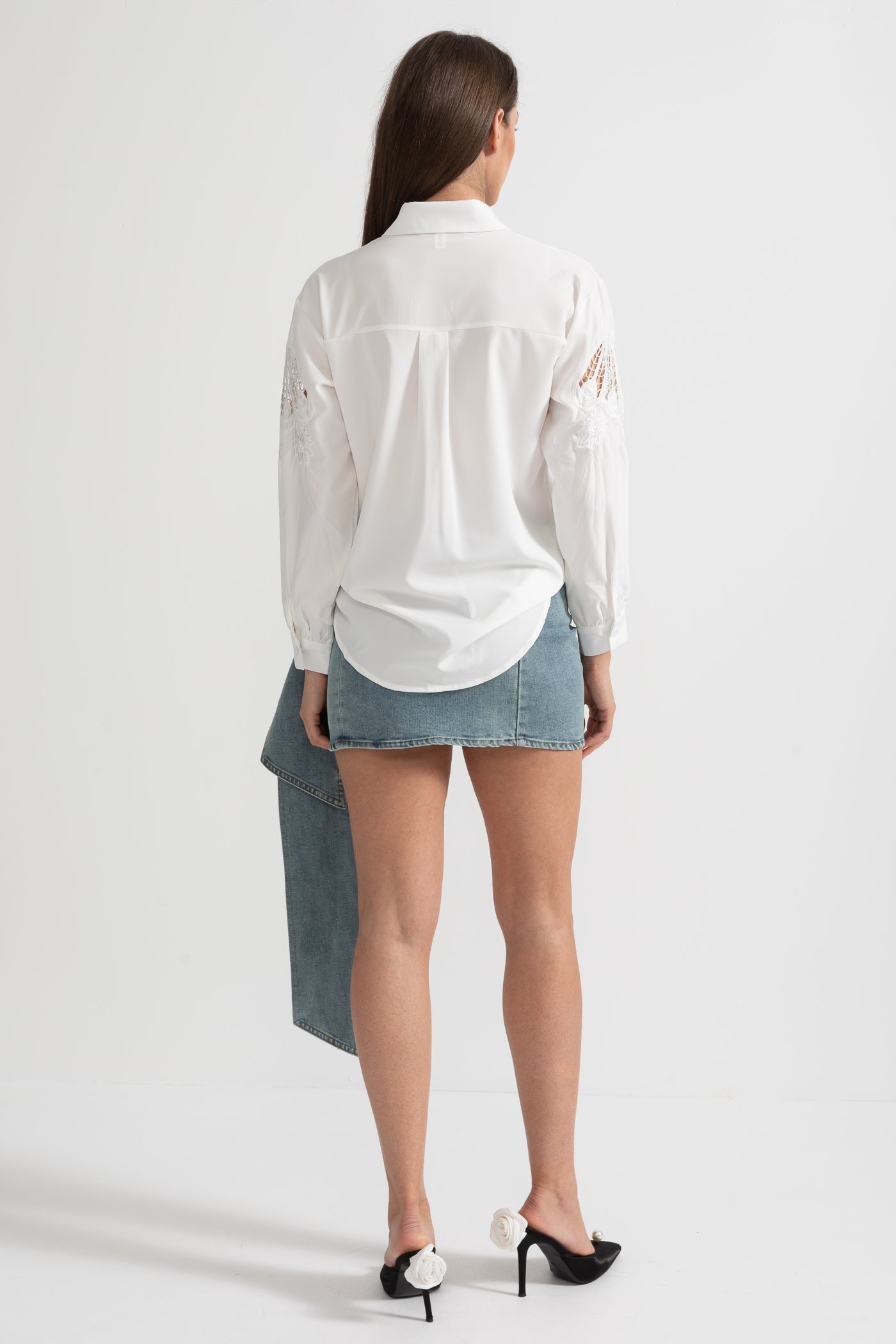 Camisa de Manga Longa com Frente Plissada e Inserções de Renda nas Mangas - Branca