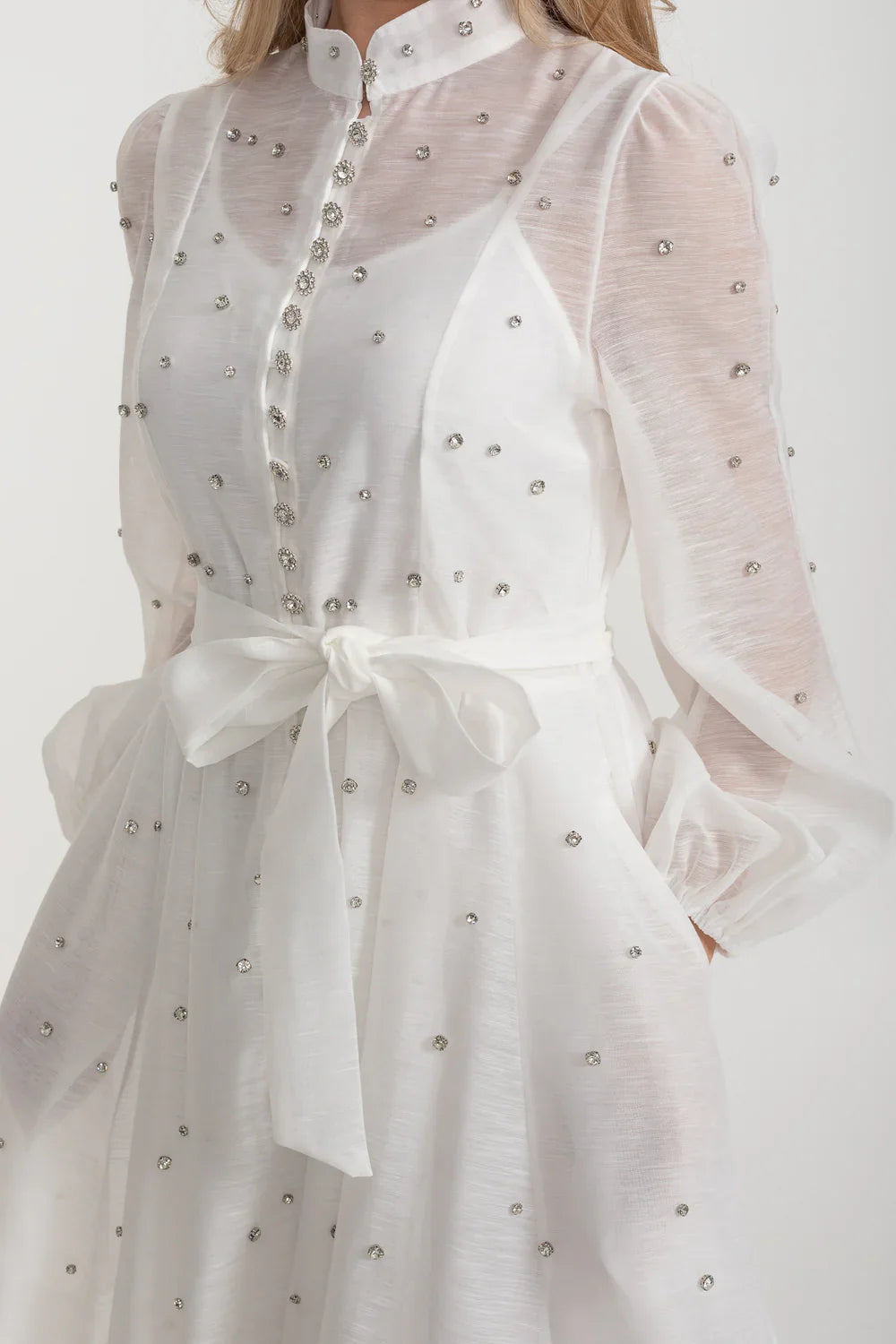 Vestido Elegante Com Mangas Bufantes Longas, Gola Alta E Enfeites Brilhantes - Branco