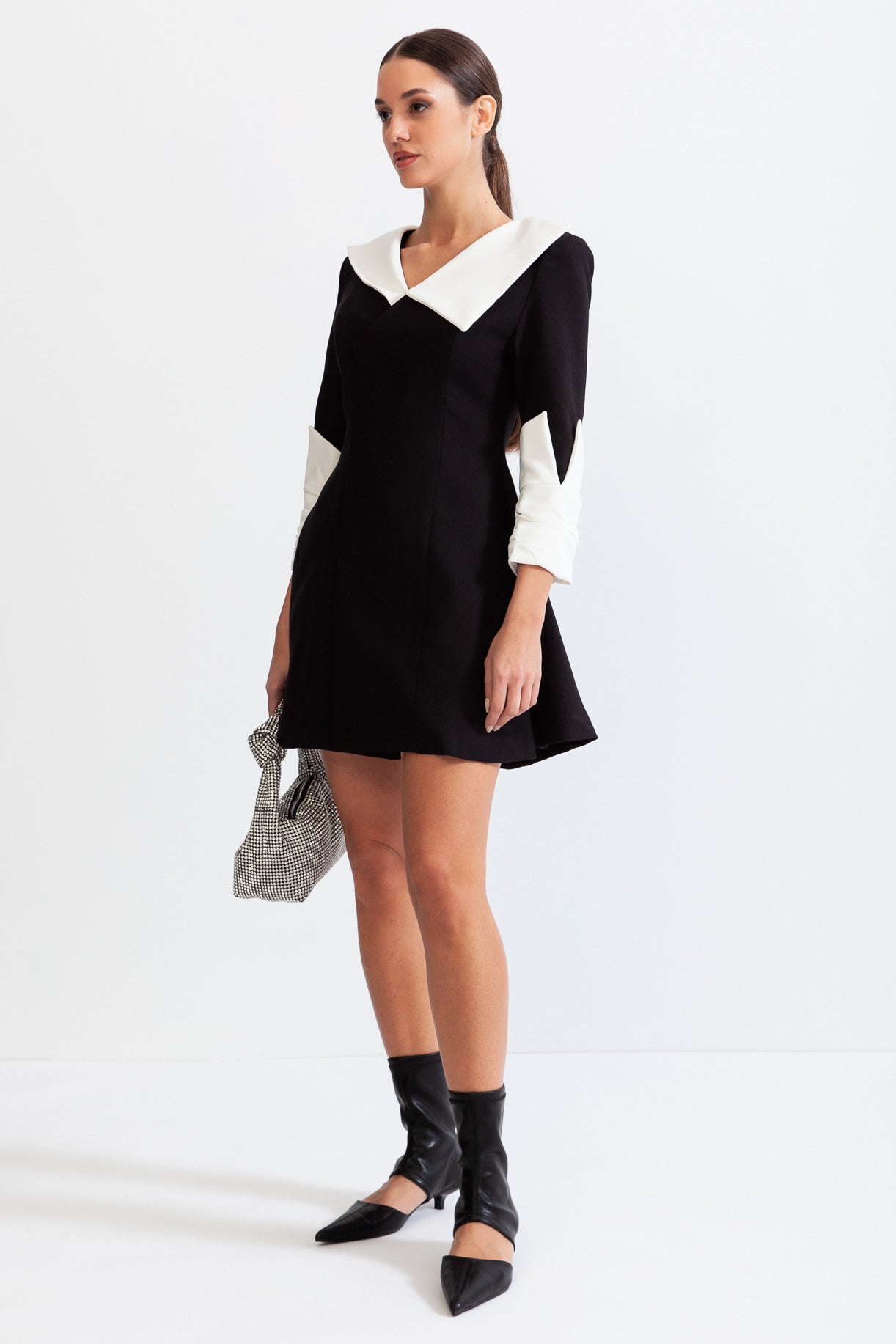Vestido de boneca com colarinho e punhos contrastantes - Preto