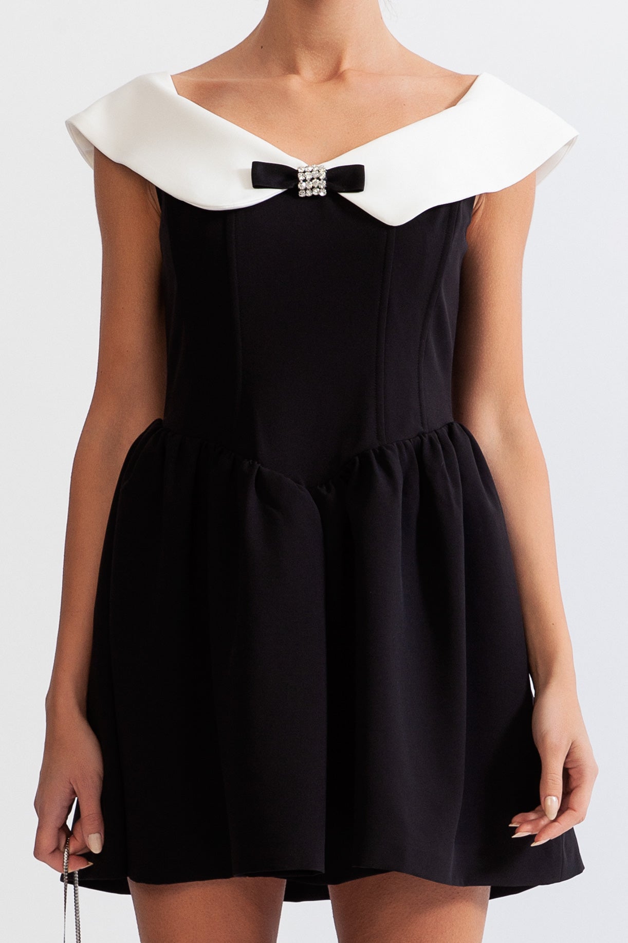 Vestido Minimalista com Detalhe de Laço - P&B