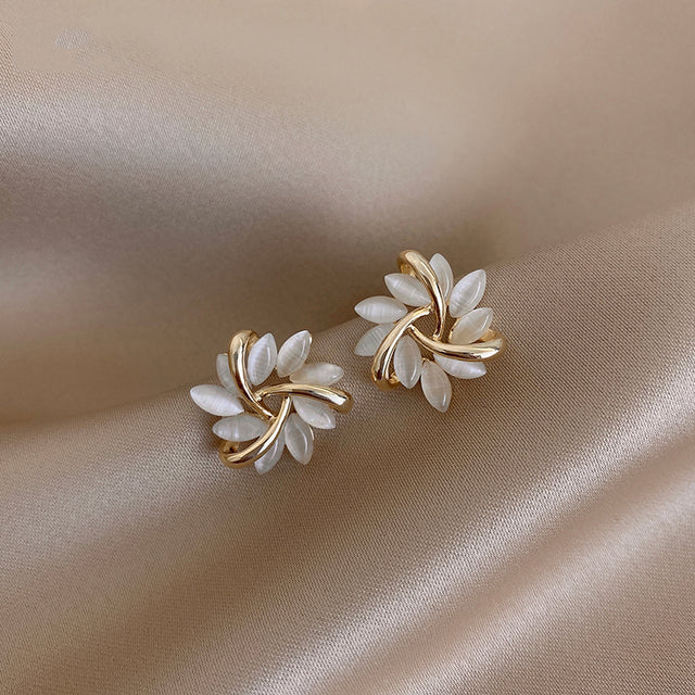 Brincos em forma de argola com pétalas de opala dourada