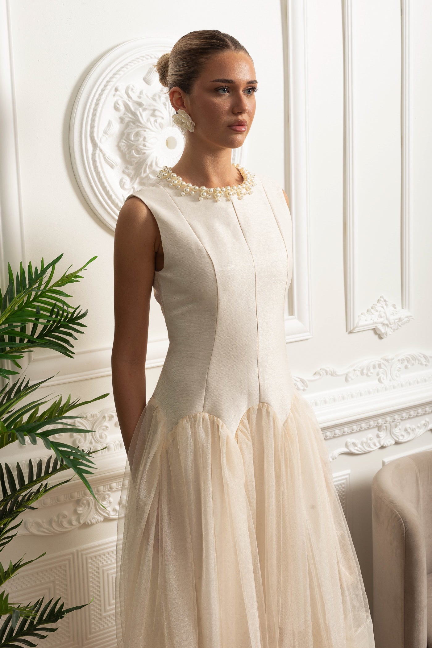 Vestido Midi Sem Mangas com Saia de Tule e Gola Decorada com Pérolas - Ivoire