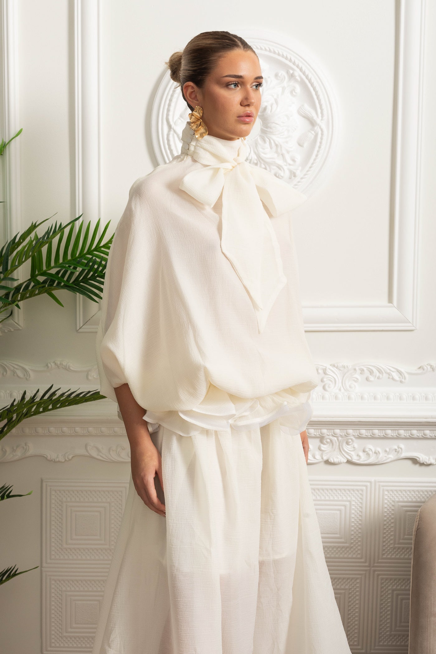 Vestido Maxi de Organza com Gola Laço e Silhueta Volumosa - Ivoire