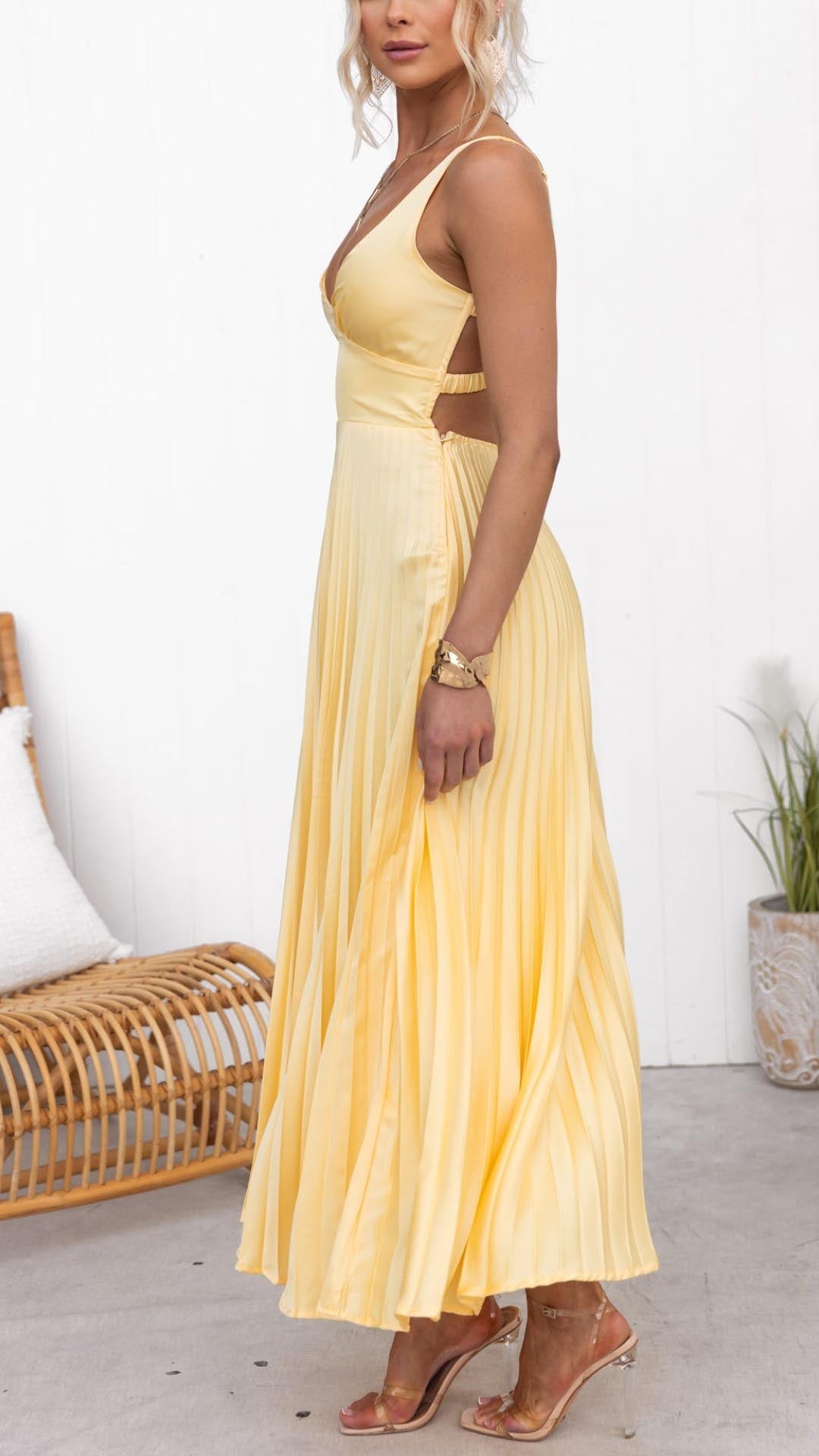 Aby | Vestido longo amarelo plissado com decote em V