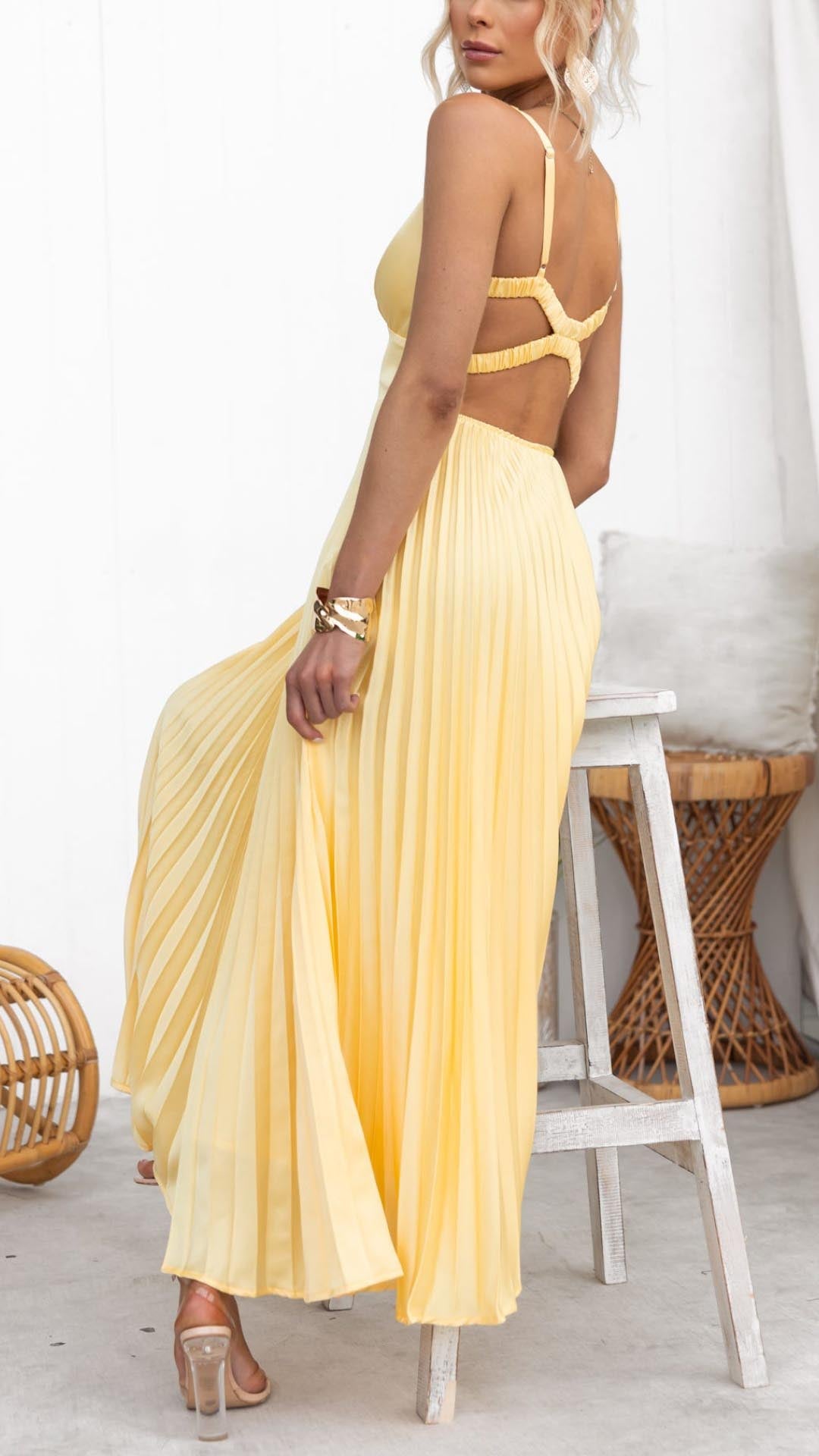 Aby | Vestido longo amarelo plissado com decote em V