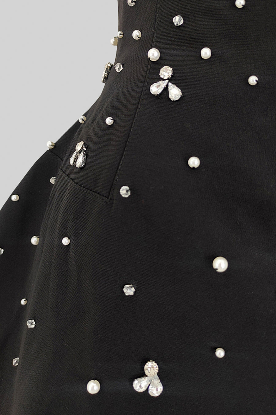 Vestido Mini Sem Mangas com Aplicações de Cristal - Preto