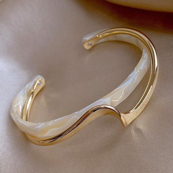 Pulseira em Ouro com Opala Branca Elegante