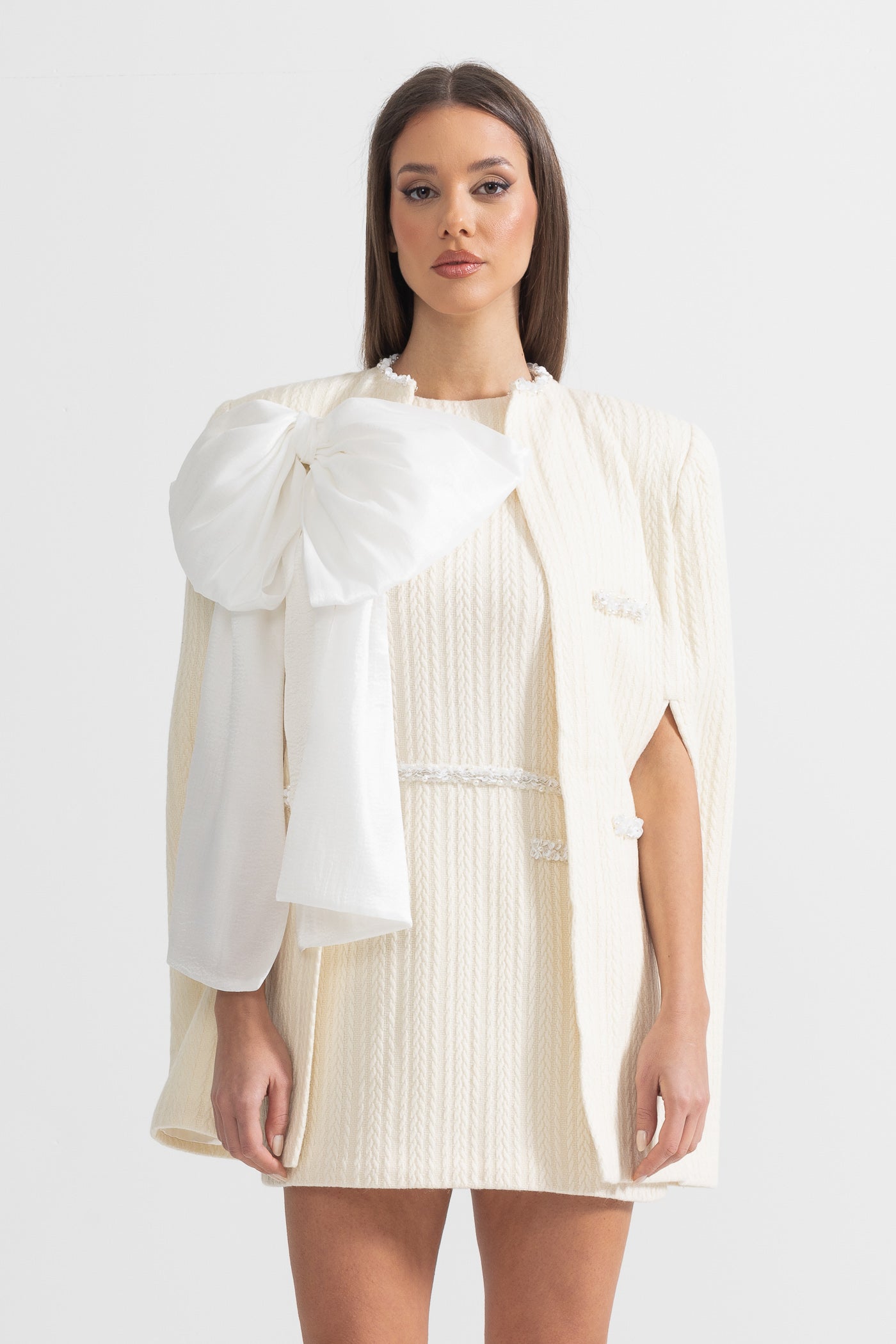 Sobretudo Texturizado Elegante com Detalhe de Laço Branco - Ivoire