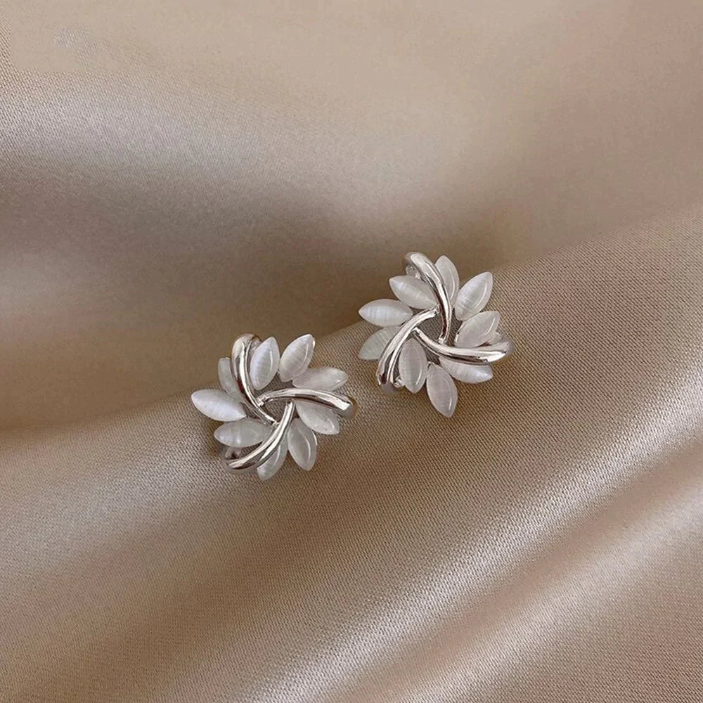 Brincos em forma de argola com pétalas de opala dourada