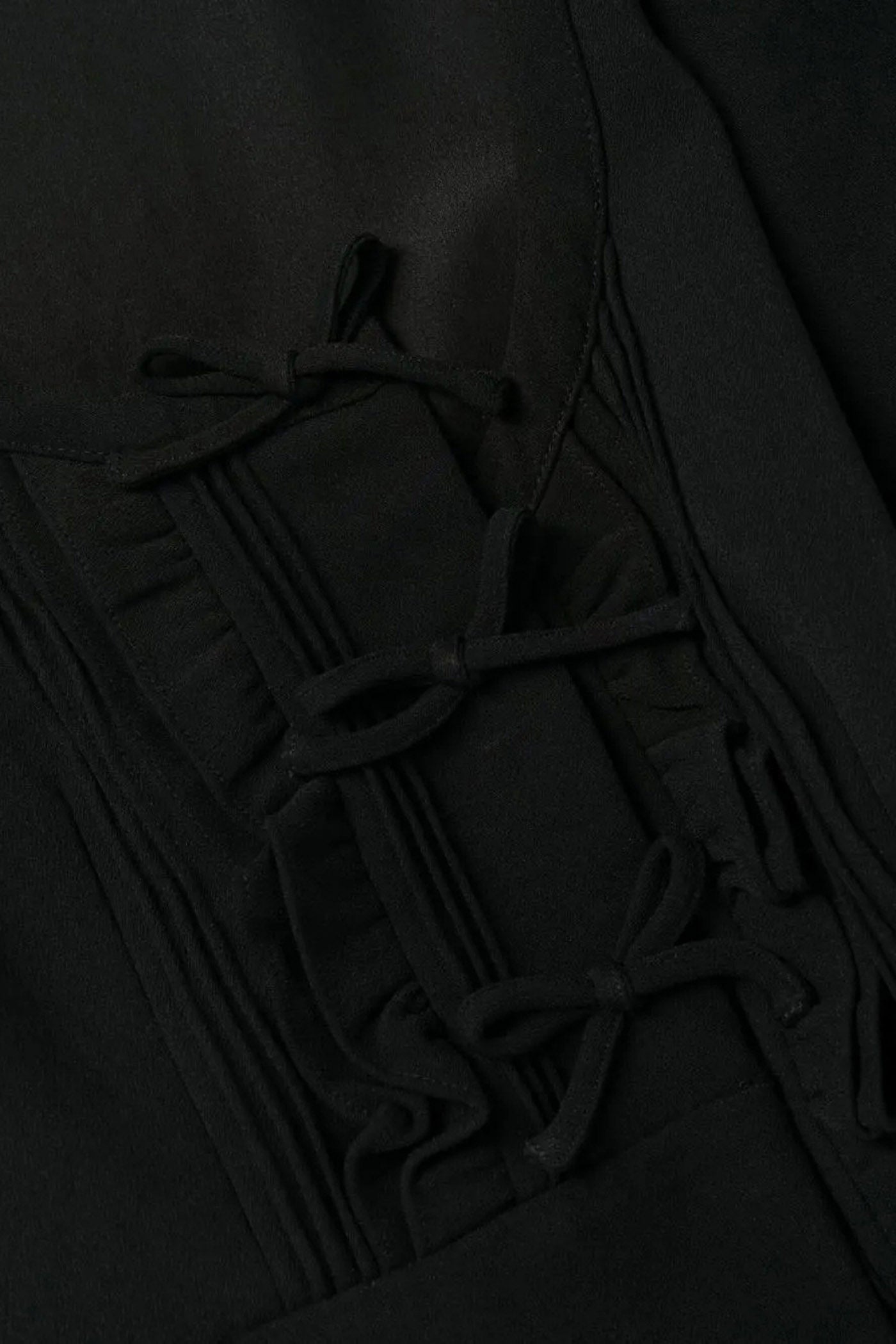 Vestido de Manga Longa com Corpete Ajustado e Saia Maxi Plissada - Preto