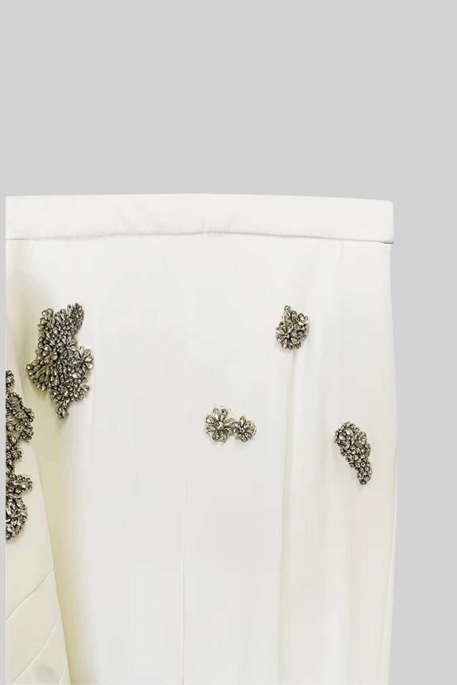 Fato Floral Refinado com Apliques - Branco