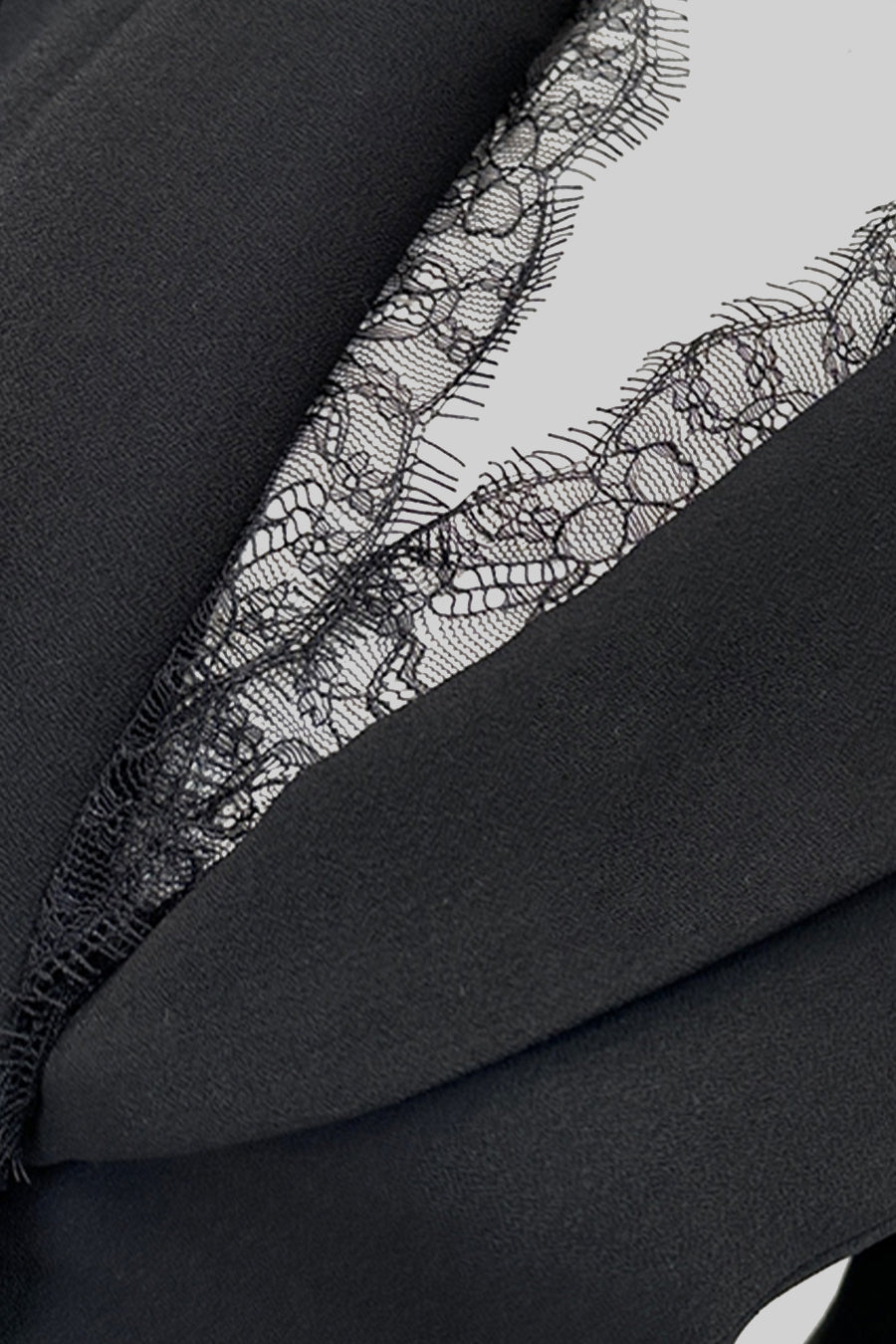 Vestido Elegante com Botões e Detalhes em Renda - Preto