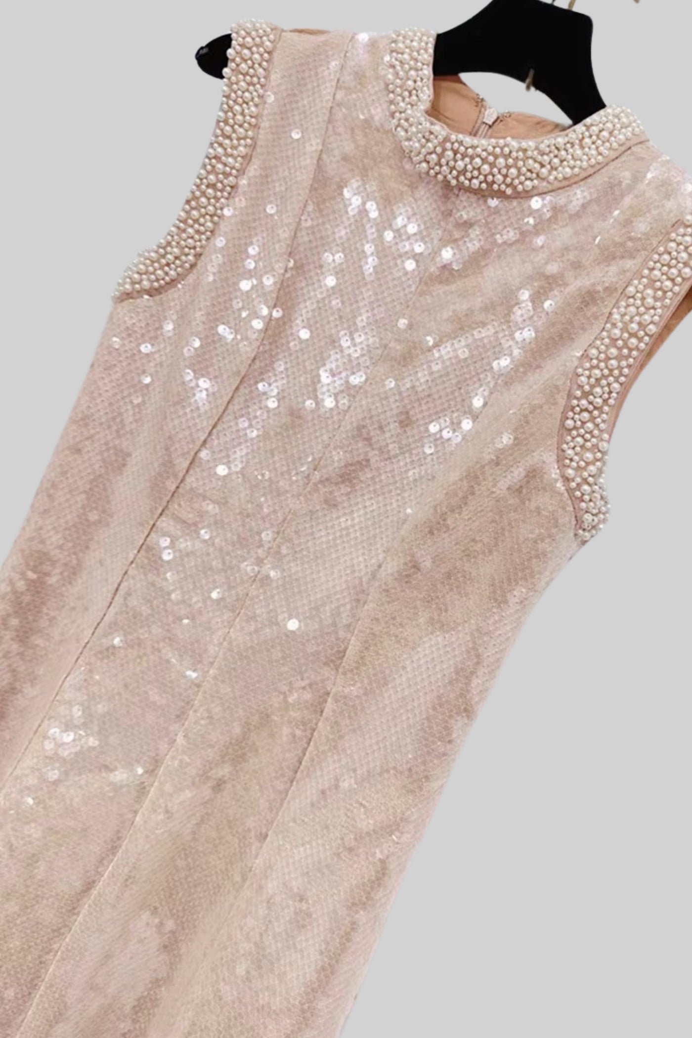 Vestido Elegante de Lantejoulas com Aplicações de Pérolas Brancas - Bege