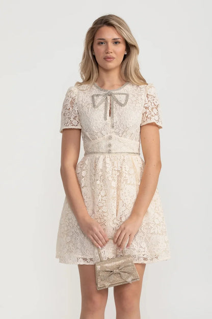Vestido de Renda de Manga Curta com Decote Redondo e Laço Decorativo - Ivoire