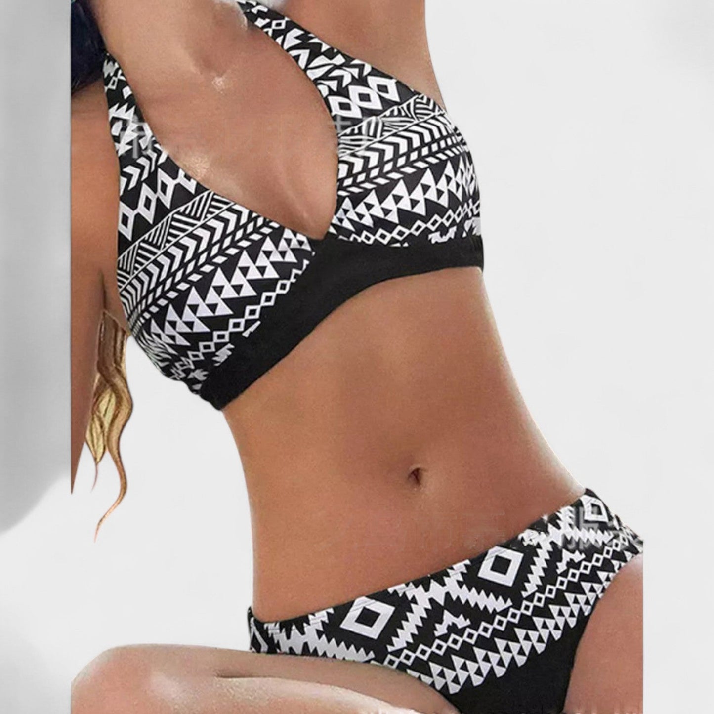 Biquíni Floral com Toques Geométricos