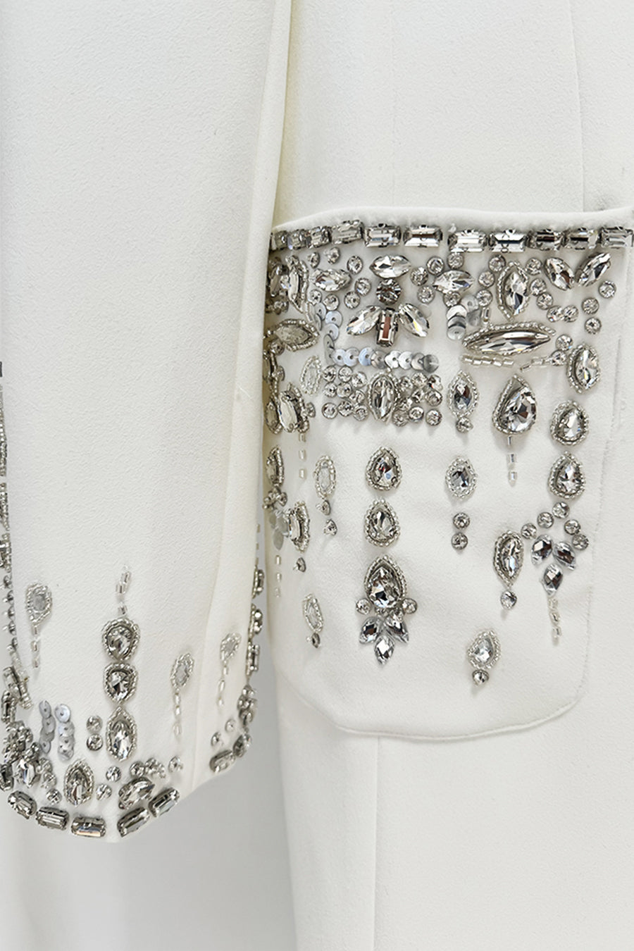 Vestido Longo de Silhueta com Lapelas e Detalhes em Cristal - Branco