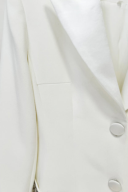 Vestido Longo de Silhueta com Lapelas e Detalhes em Cristal - Branco