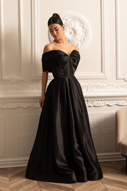 Vestido de Cetim Off-Shoulder com Saia Drapada e Fecho de Corda nas Costas - Preto