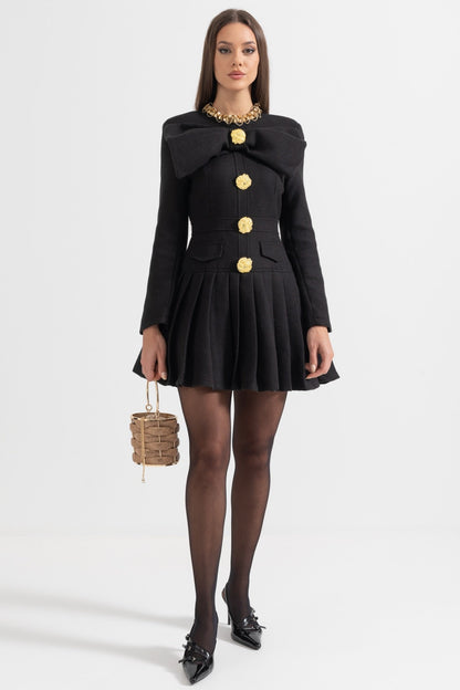 Vestido Botonado Com Grandes Botões Decorativos Dourados E Laço No Decote - Preto