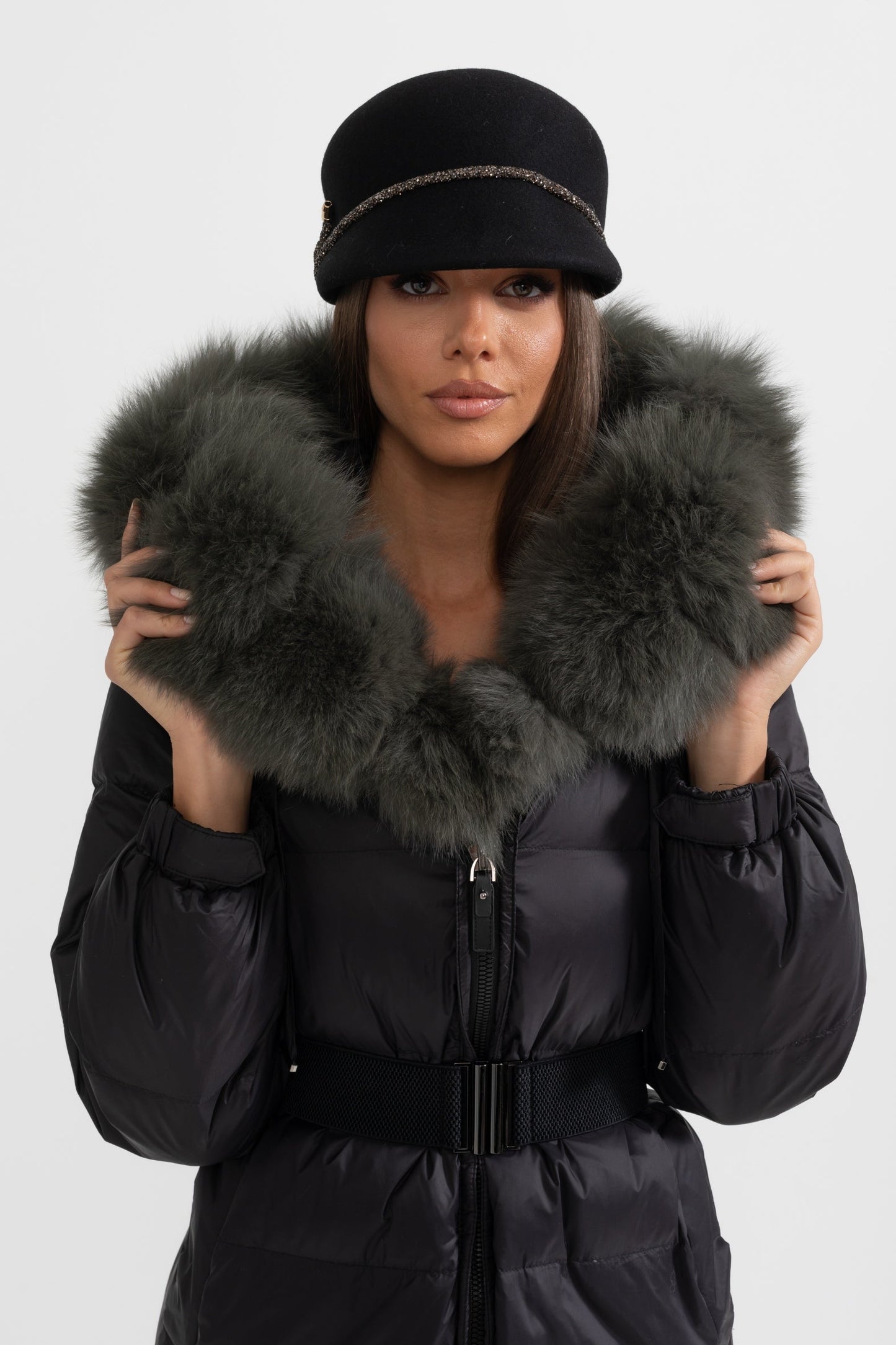 Casaco Puffer Longo Com Capuz Forrado de Pele de Raposa Preta - Preto