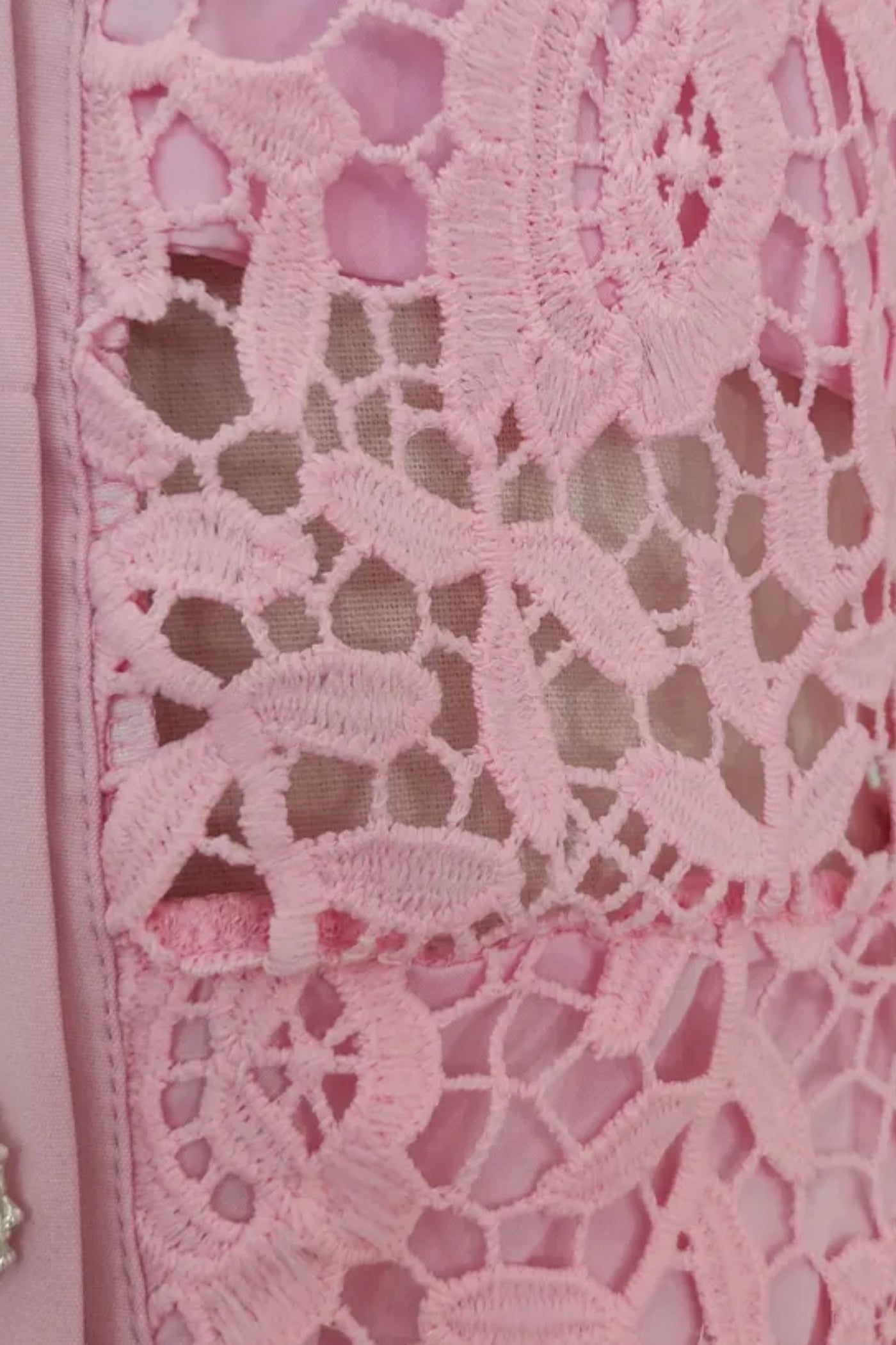 Vestido Mini de Renda com Gola em Contraste e Botões de Joia - Rosa