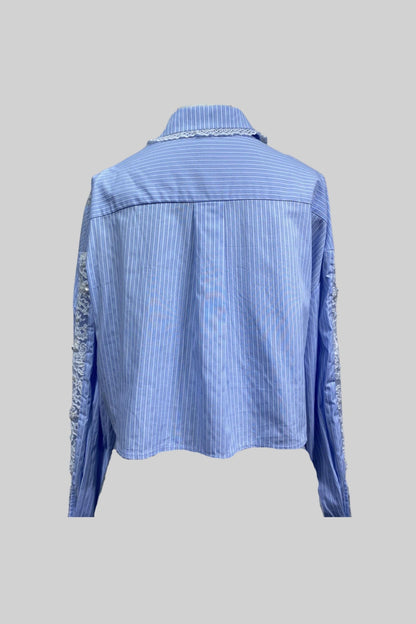 Camisa Listrada Cortada com Painéis de Renda - Azul