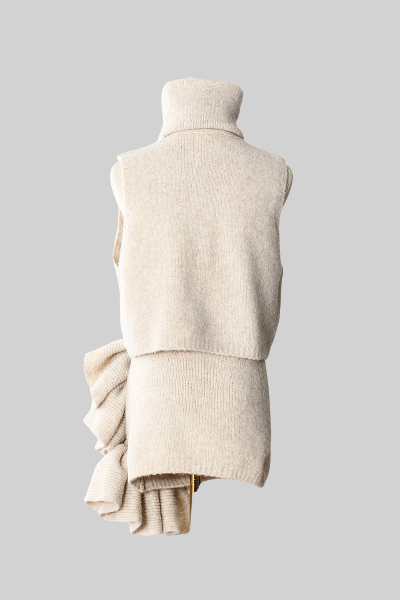 Conjunto Tricotado de Três Peças com Detalhes Esculturais em Renda - Bege