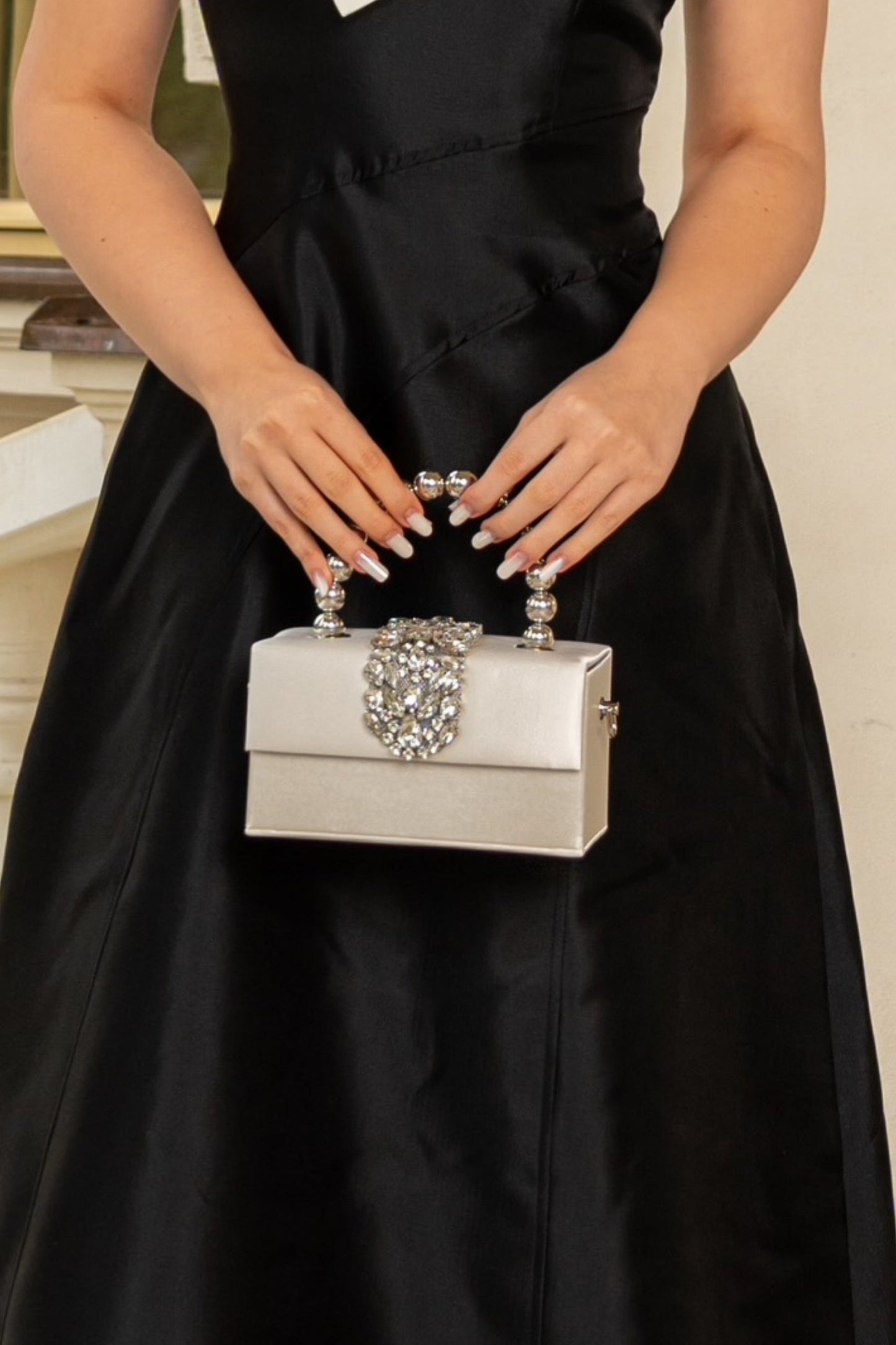 Saco Embelado com Diamantes de Cetim - Bege