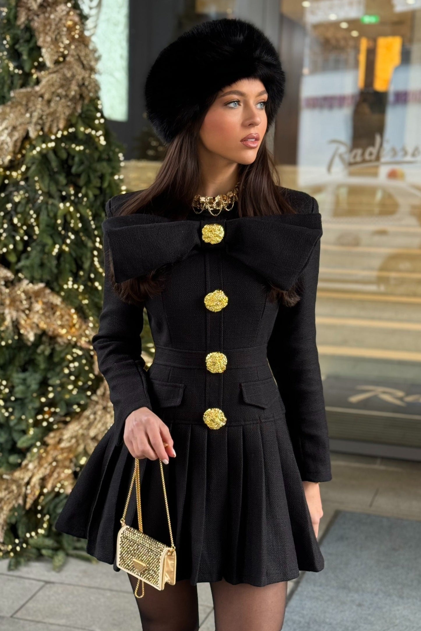 Vestido Botonado Com Grandes Botões Decorativos Dourados E Laço No Decote - Preto